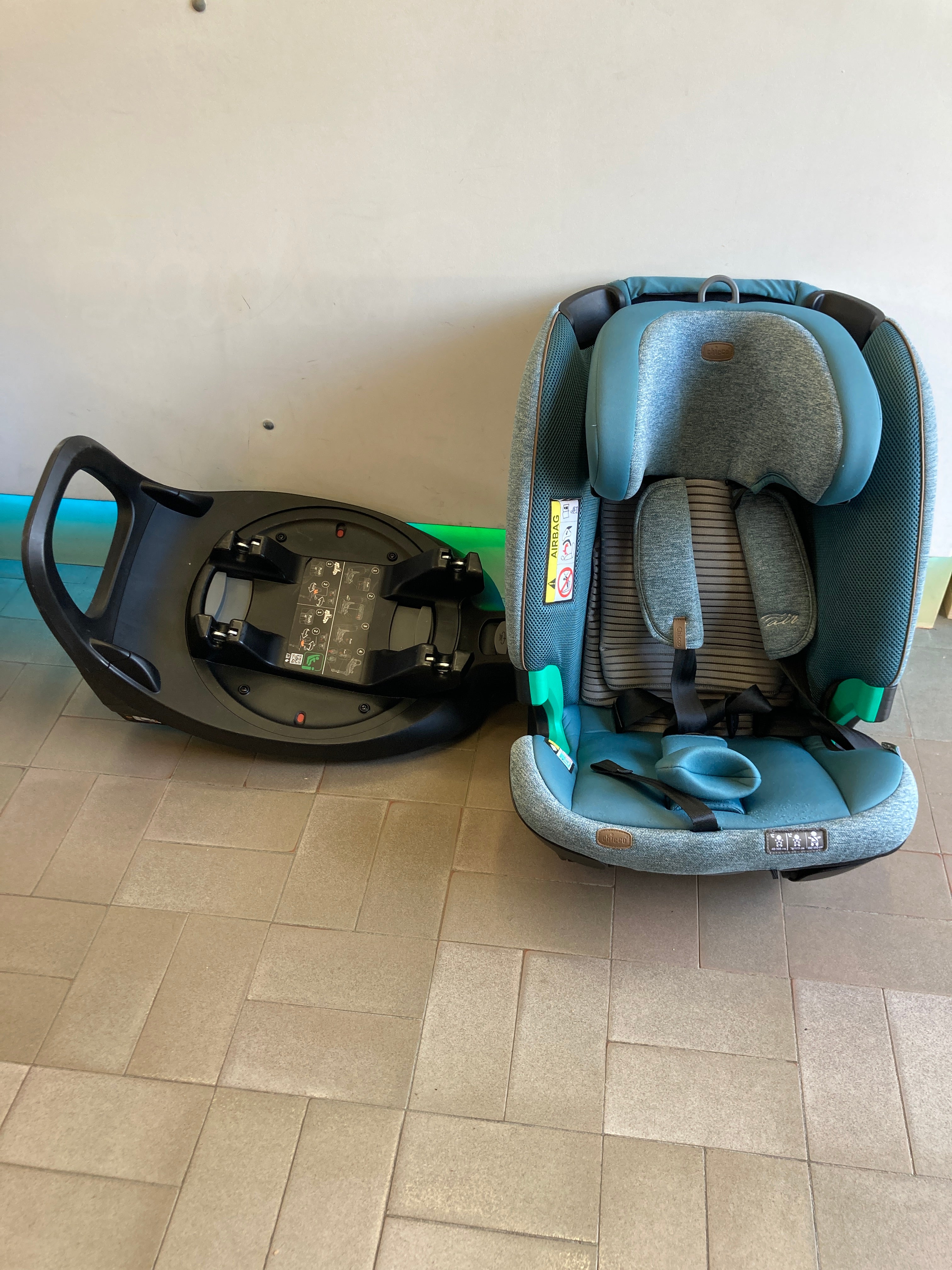 Siège auto évolutif Chicco Bi Seat i-Size Air Teal melange + Base 360° i-Size-Légères auréoles coté appuie-tête et coussinet ceinture & Légèrement bouloche fin assise.