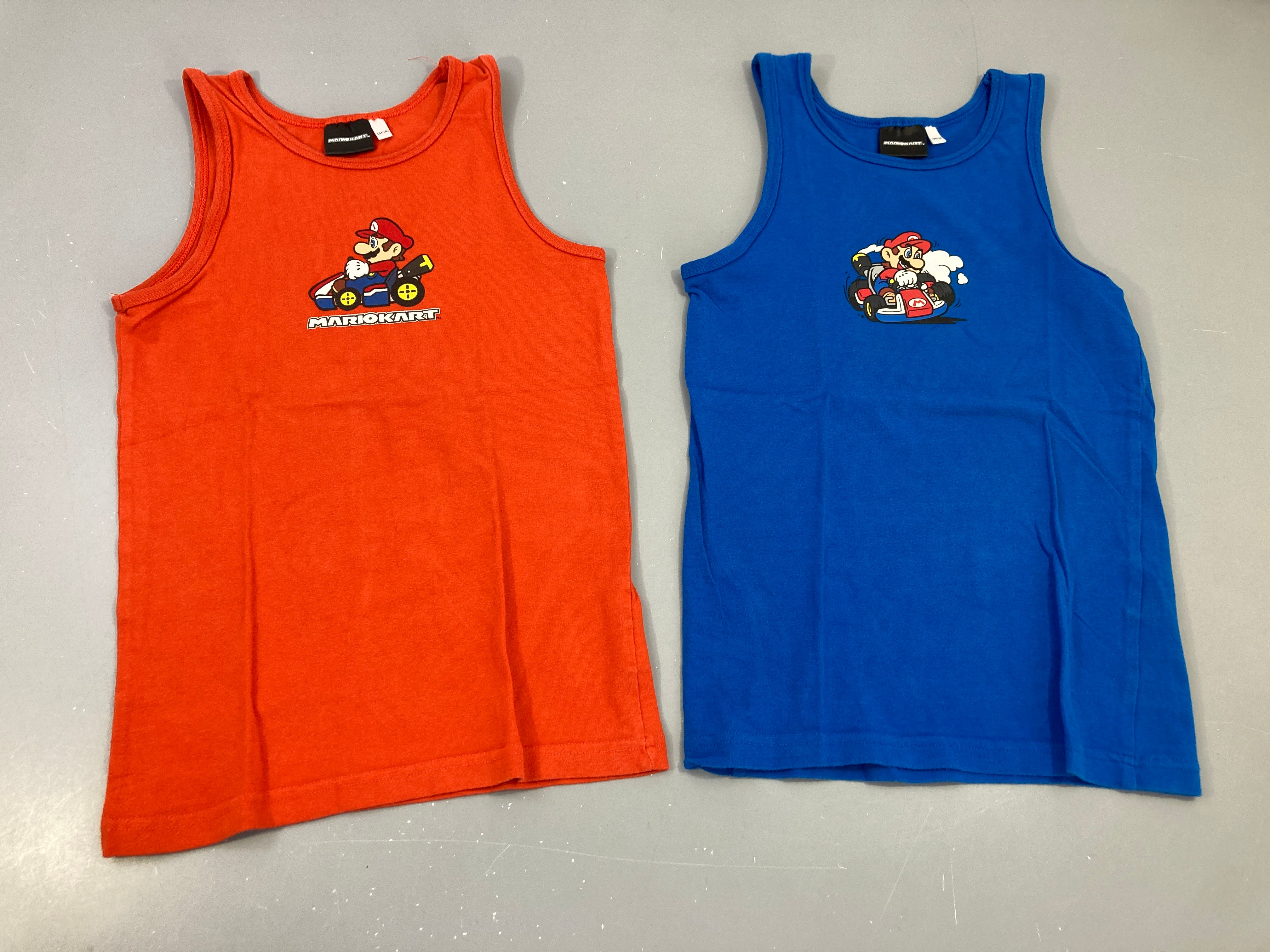 2 chemisttes s.m Mario Kart, 1 rouge /1bleue, légèrement boulochées