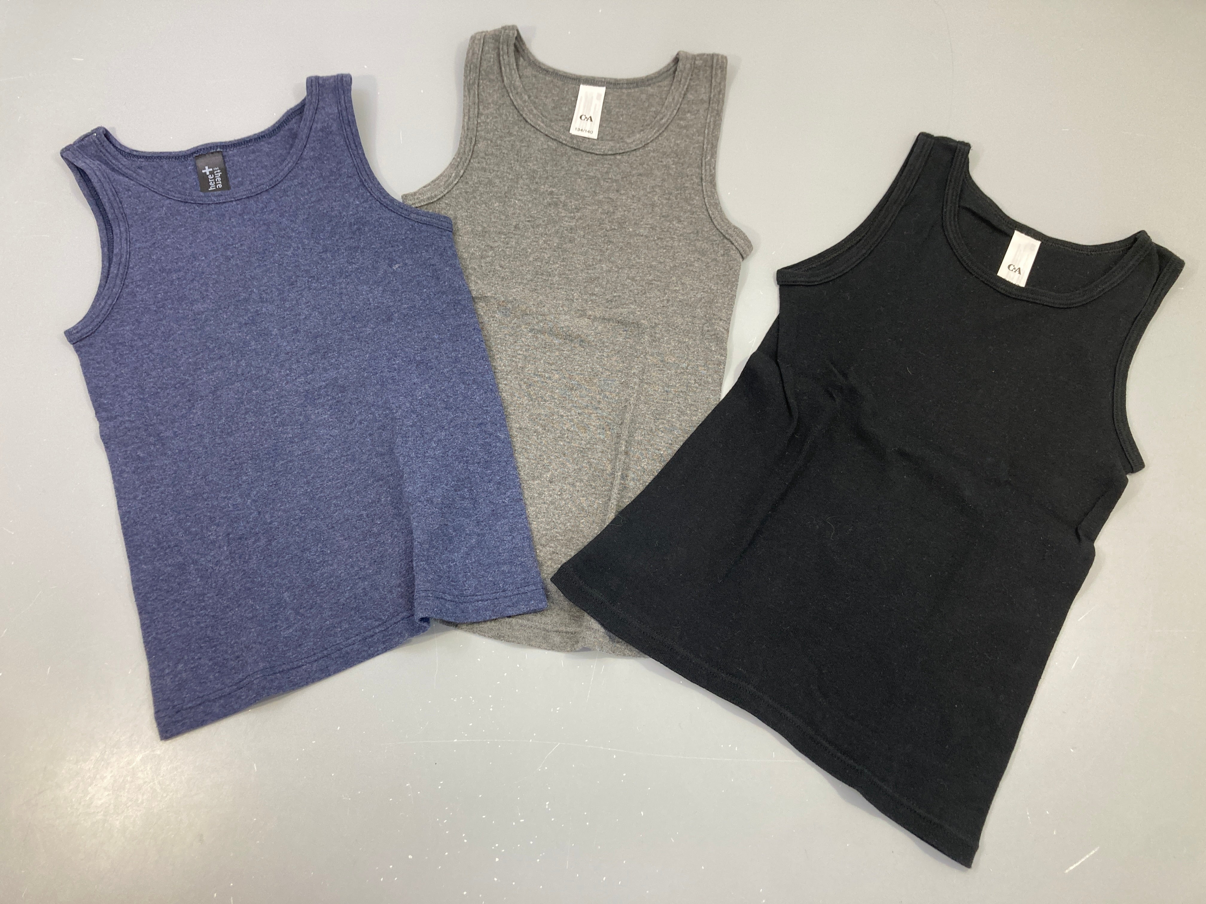 3 chemisettes s.m 1 noir, 1 gris chiné, 1 bleu marine chiné , légèrement boulochées