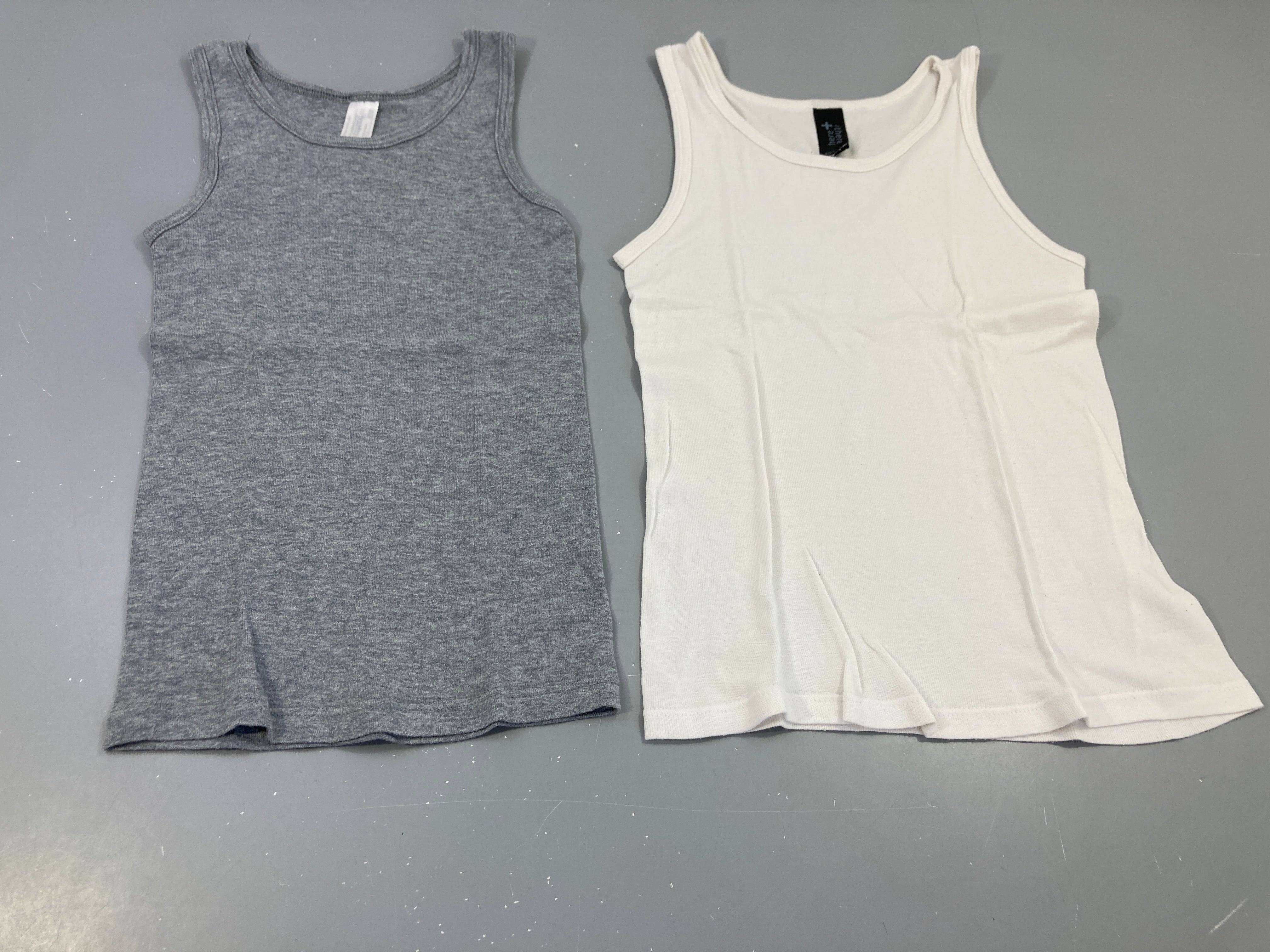 2 chemisttes s.m, 1 blanche et 1 gris chiné, légèrement boulochées
