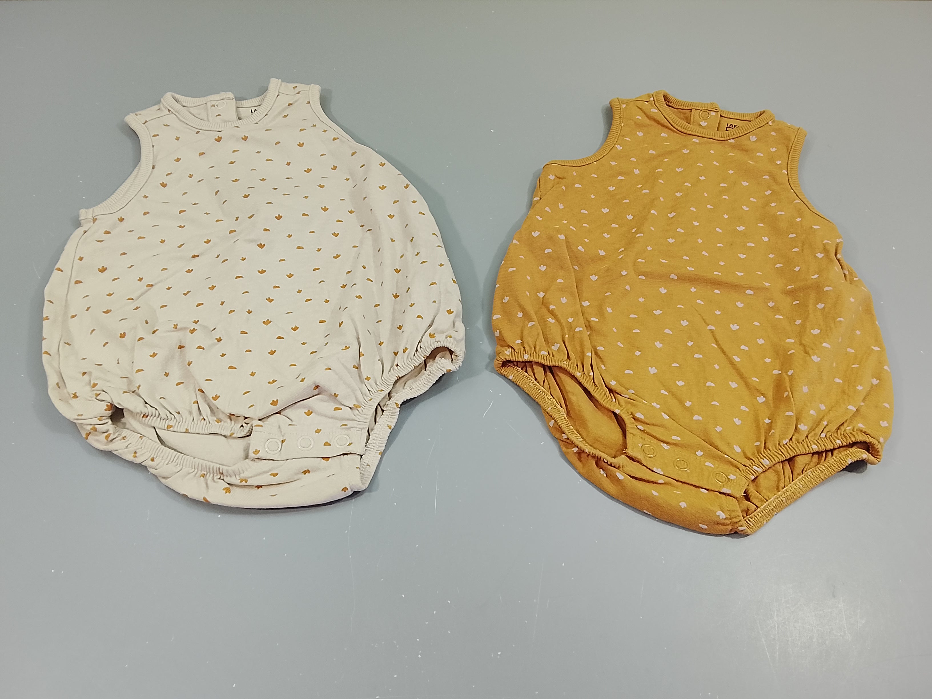 Lot de 2 bar.boteuses 1écru à motifs bruns et 1 jaune moutarde à motifs blancs
