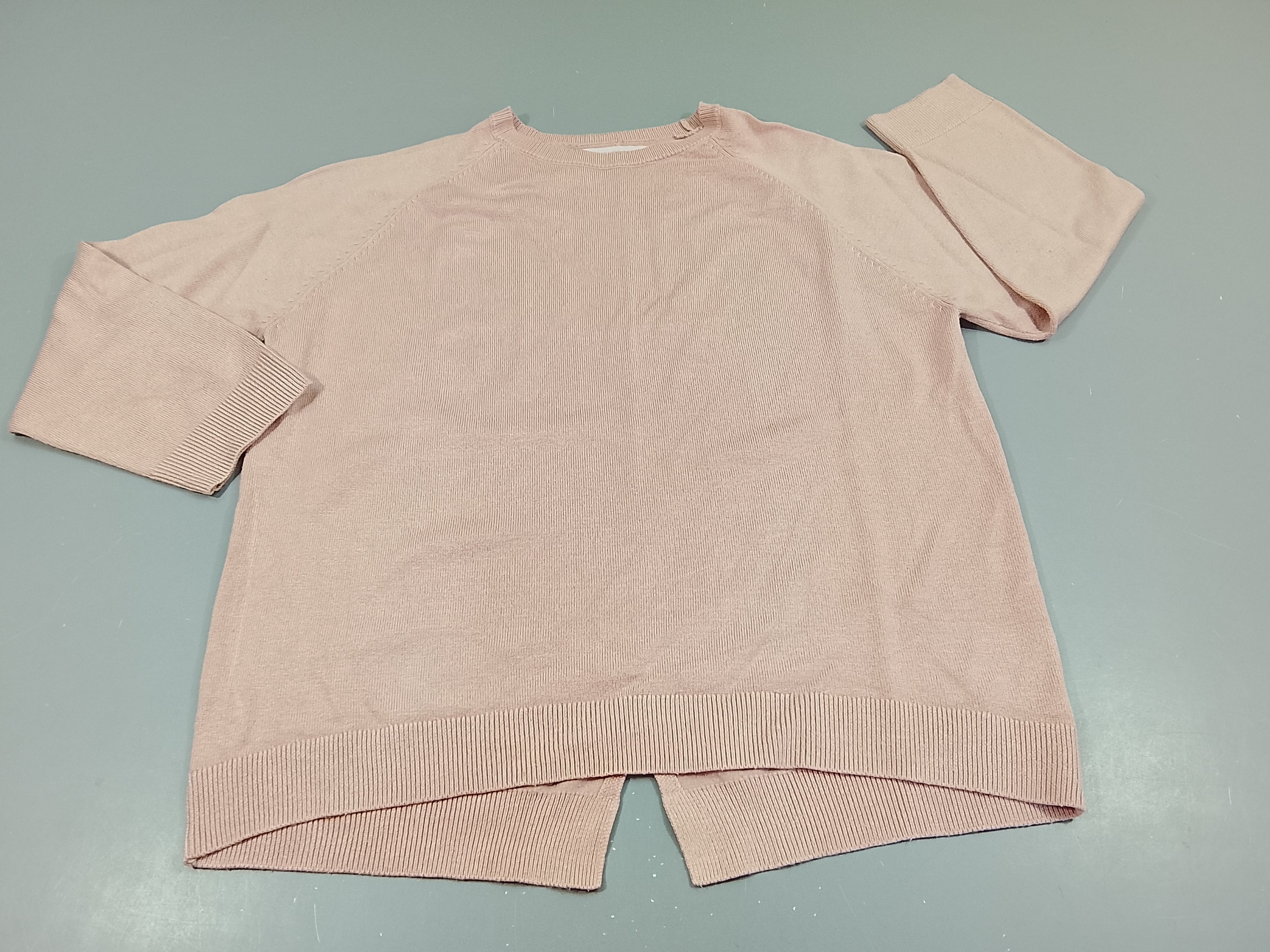 Pull léger rose clair, très légèrement bouloché