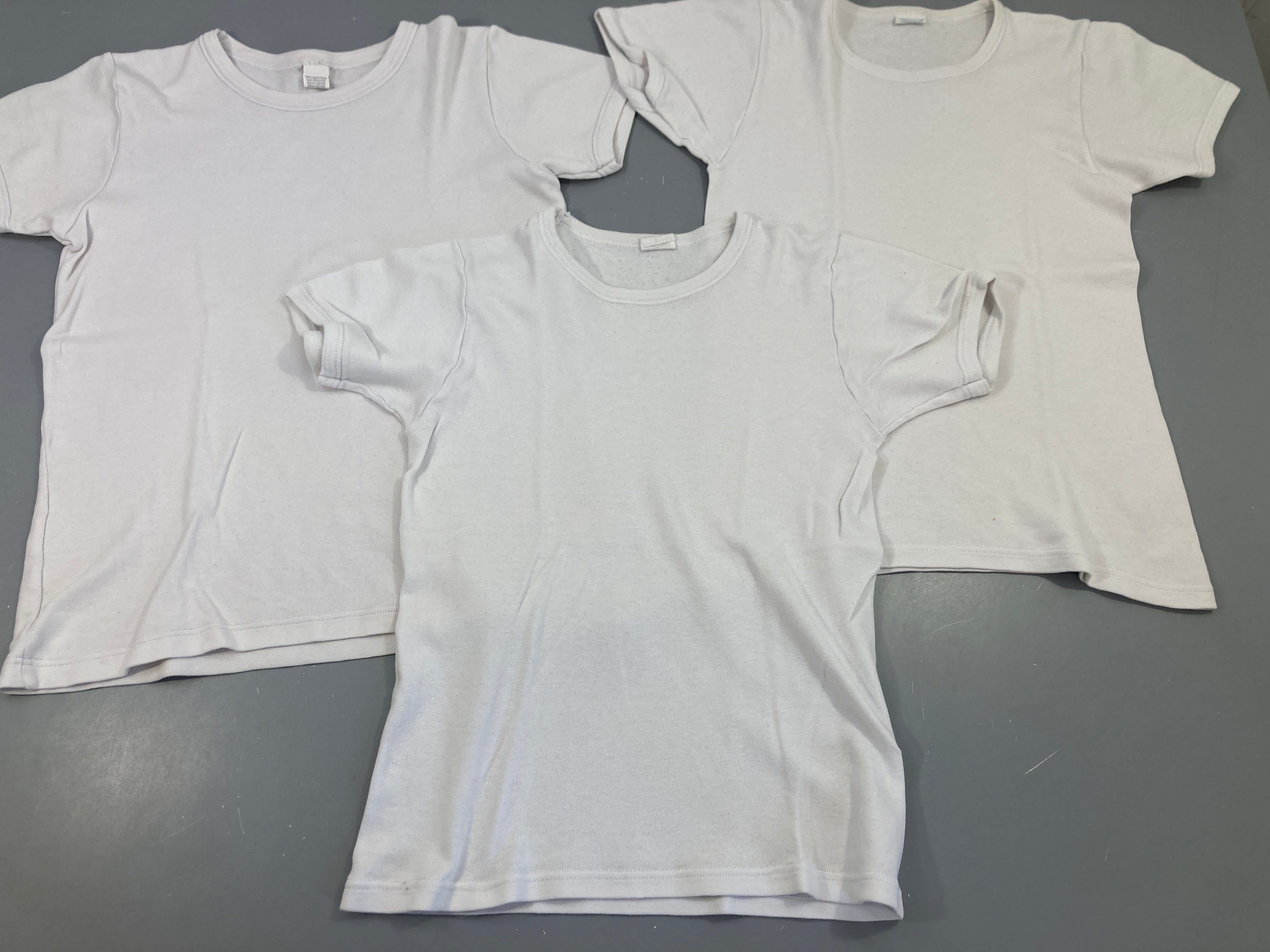 3 chemisettes m.c blanches, légèrement boulochées