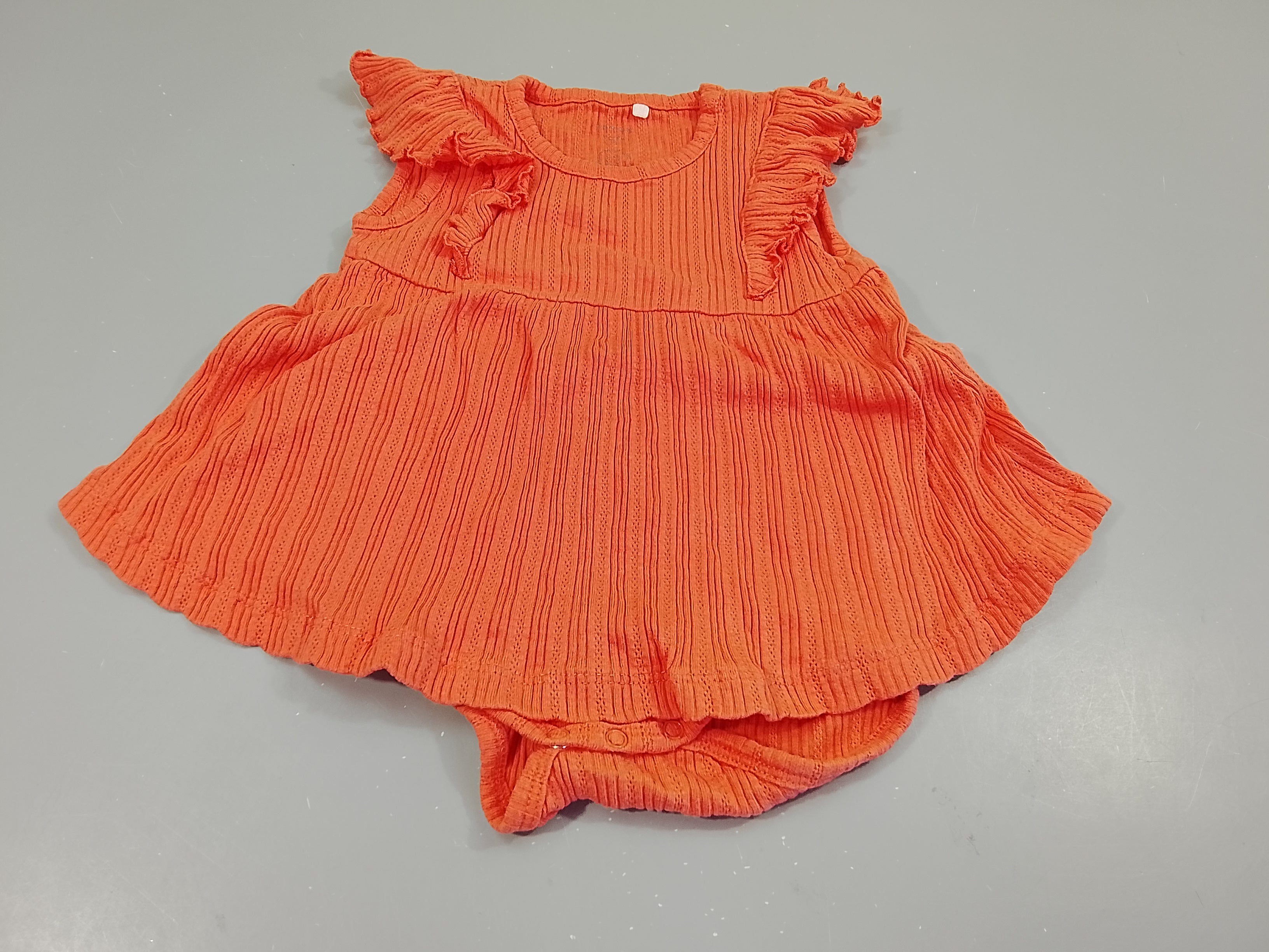 Robe body m.c corail texturé, volants aux manches