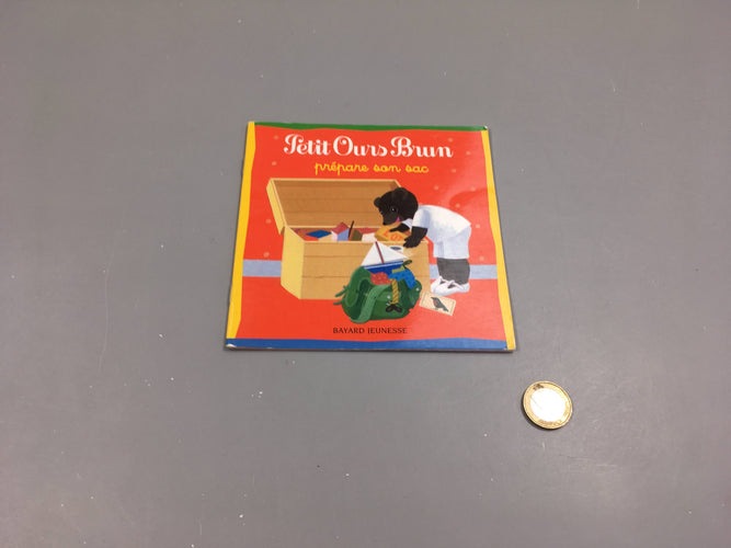 Petit ours brun  prépare son sac, moins cher chez Petit Kiwi