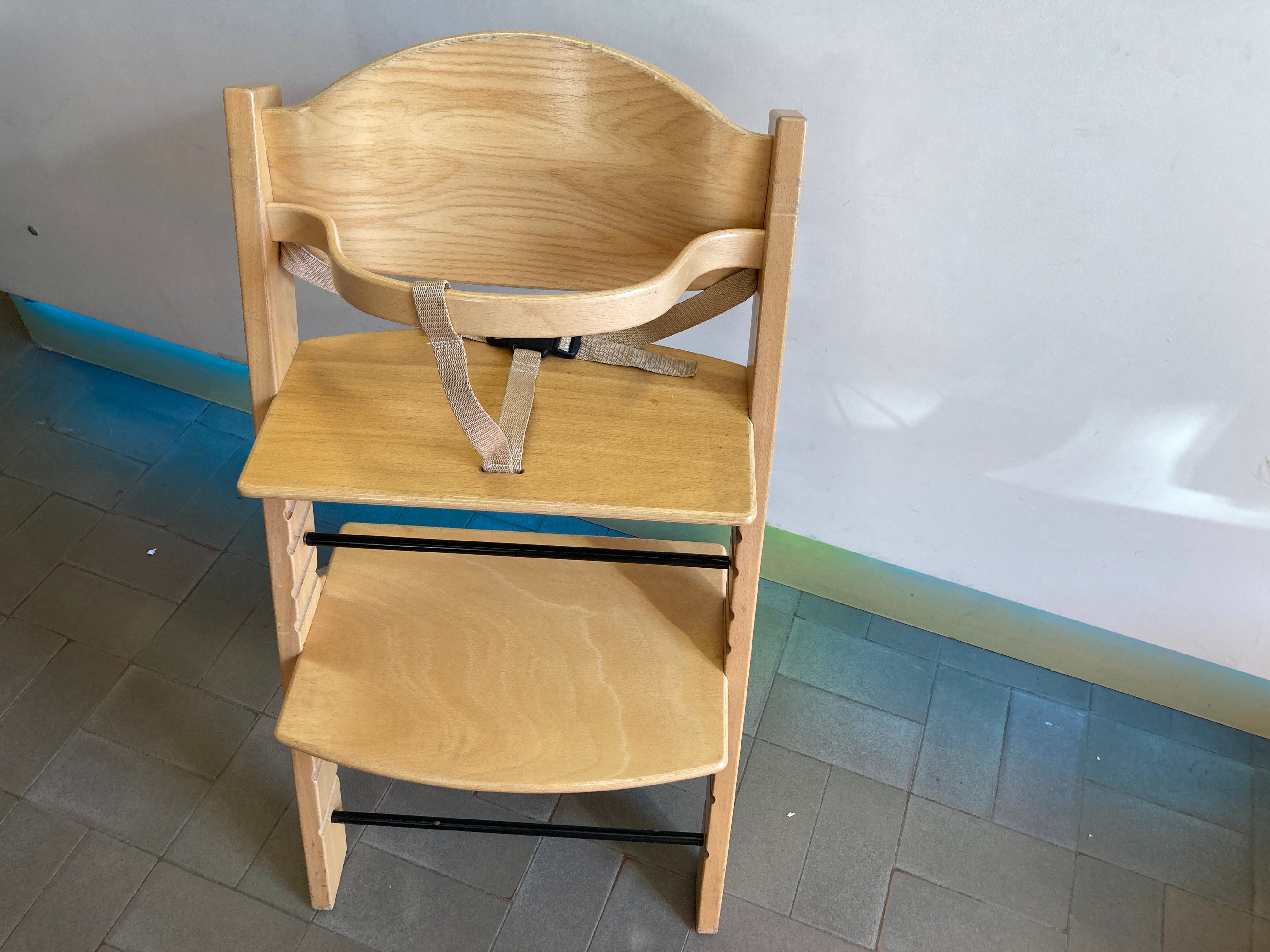Chaise haute Treppy évolutive en bois, quelques traces d'usures