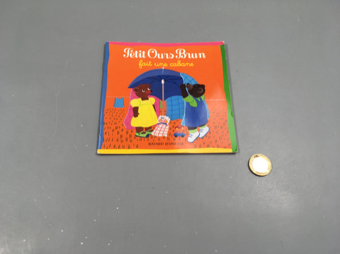 Petit ours brun  fait une cabane, moins cher chez Petit Kiwi
