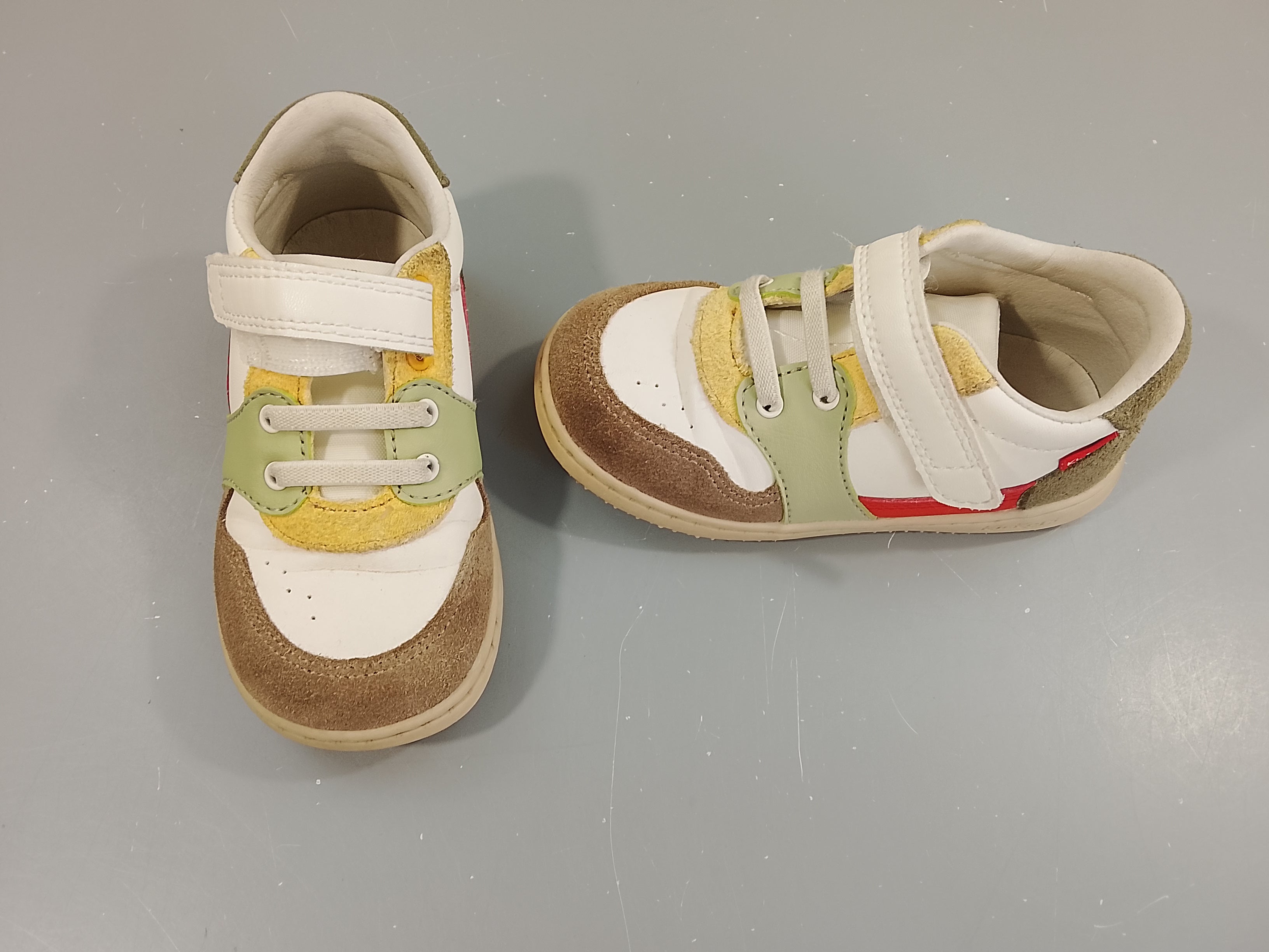 Chaussures de marche Kickers  blanc, taupe, vert , jaune, rouge -24