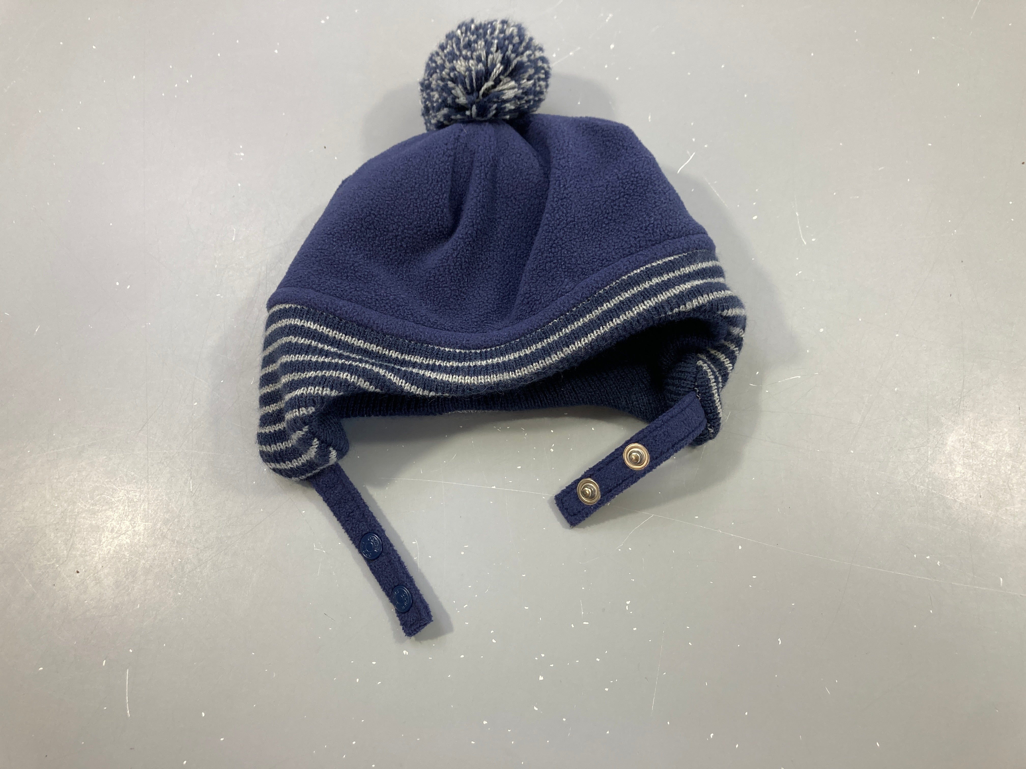 Bonnet polar bleu marine , intérieur moutonné avec pompon bleu marine et blanc