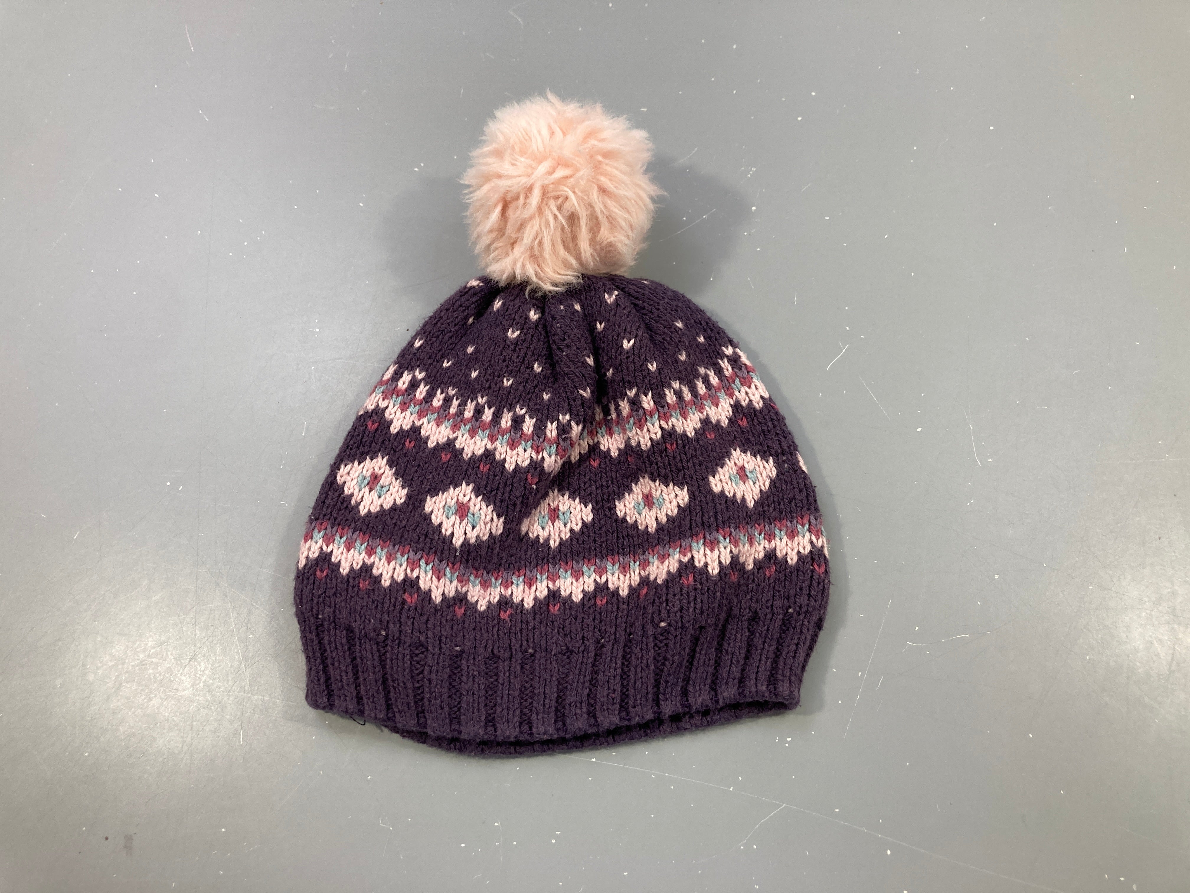 Bonnet mauve, motifs rose avec pompon 5/7a