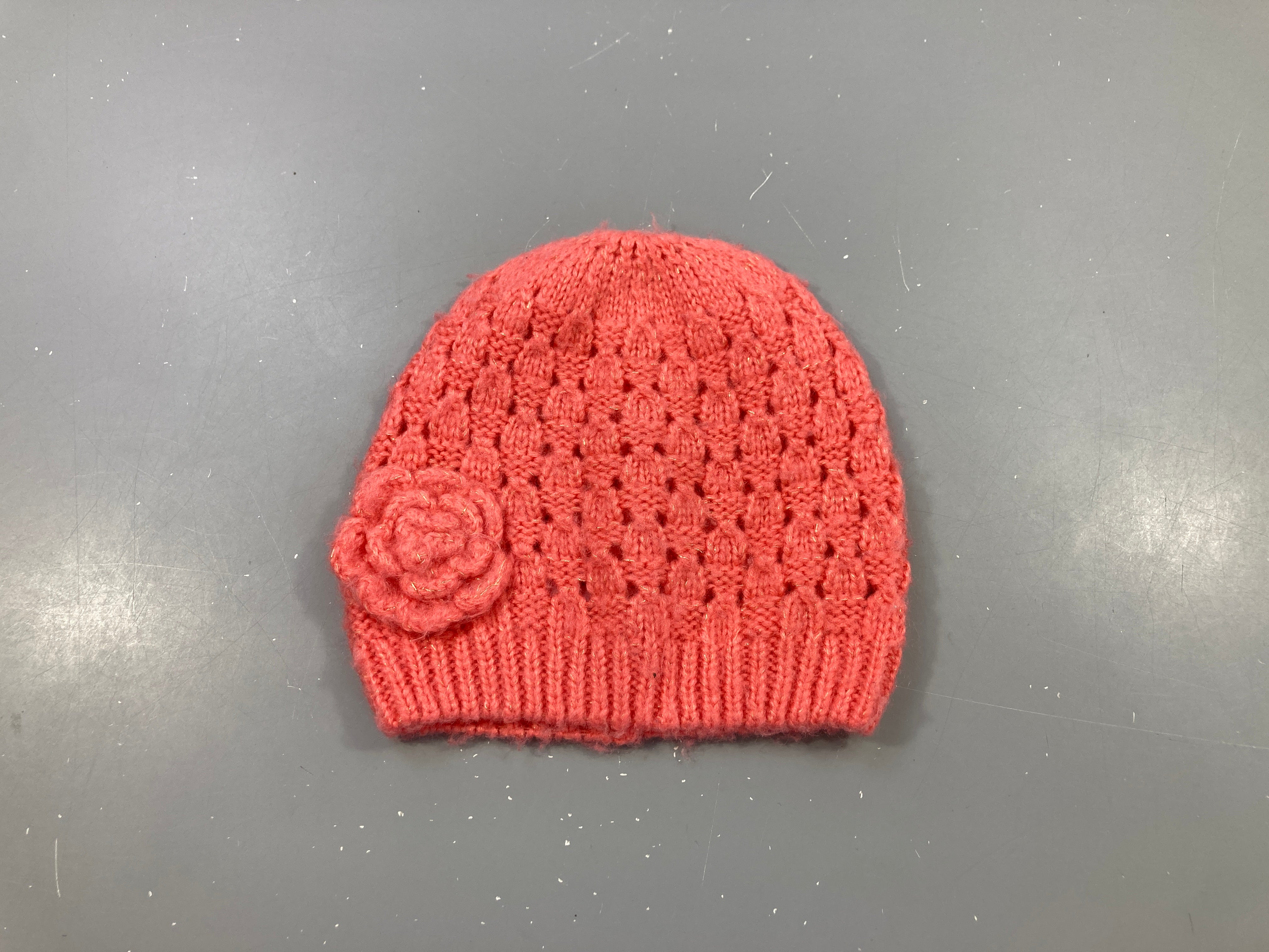 Bonnet style tricot, petit fils dorés + fleur , un peu bouloché T2