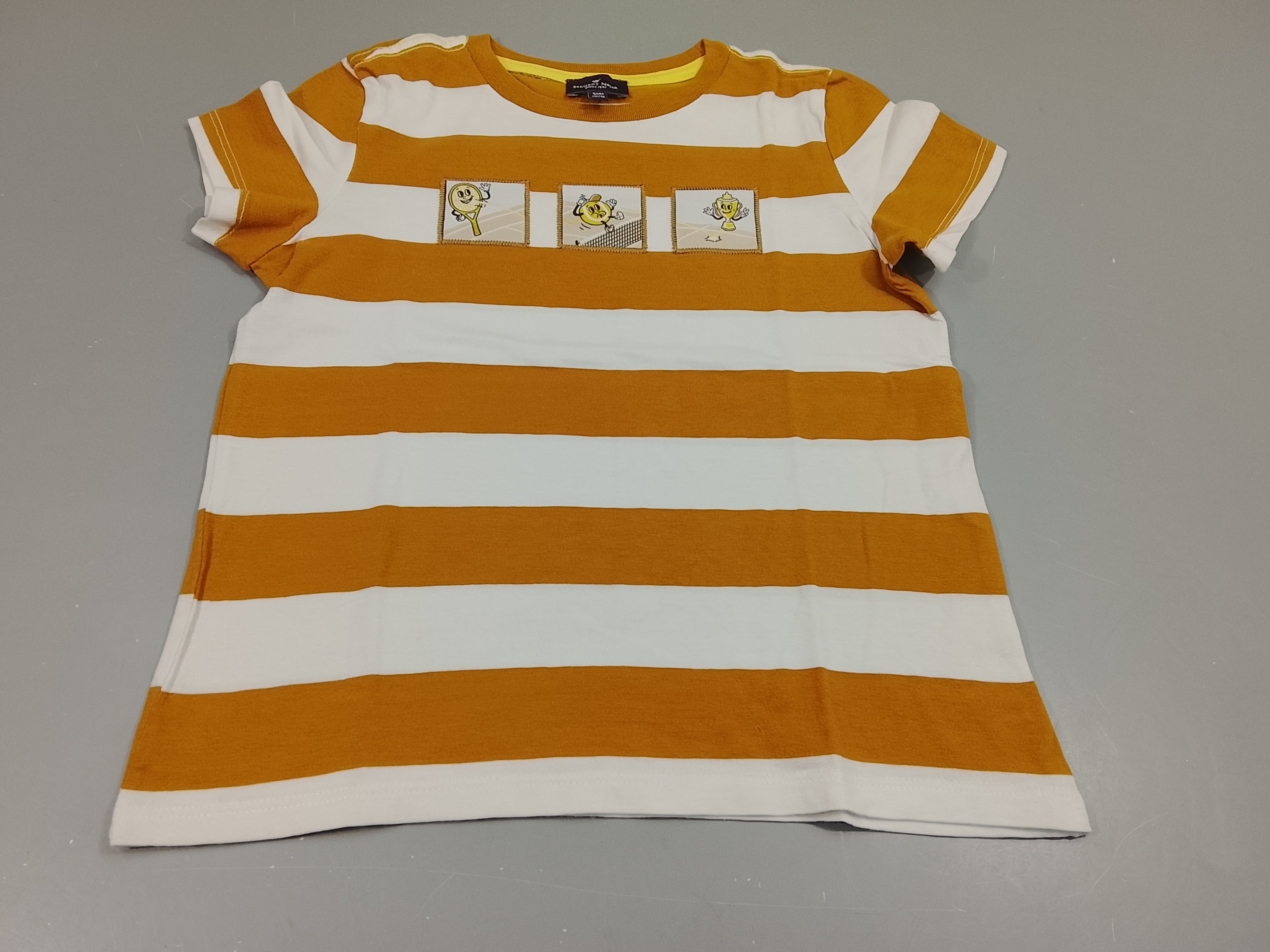 T-shirt m.c rayé blanc, jaune moutarde, écussons tennis