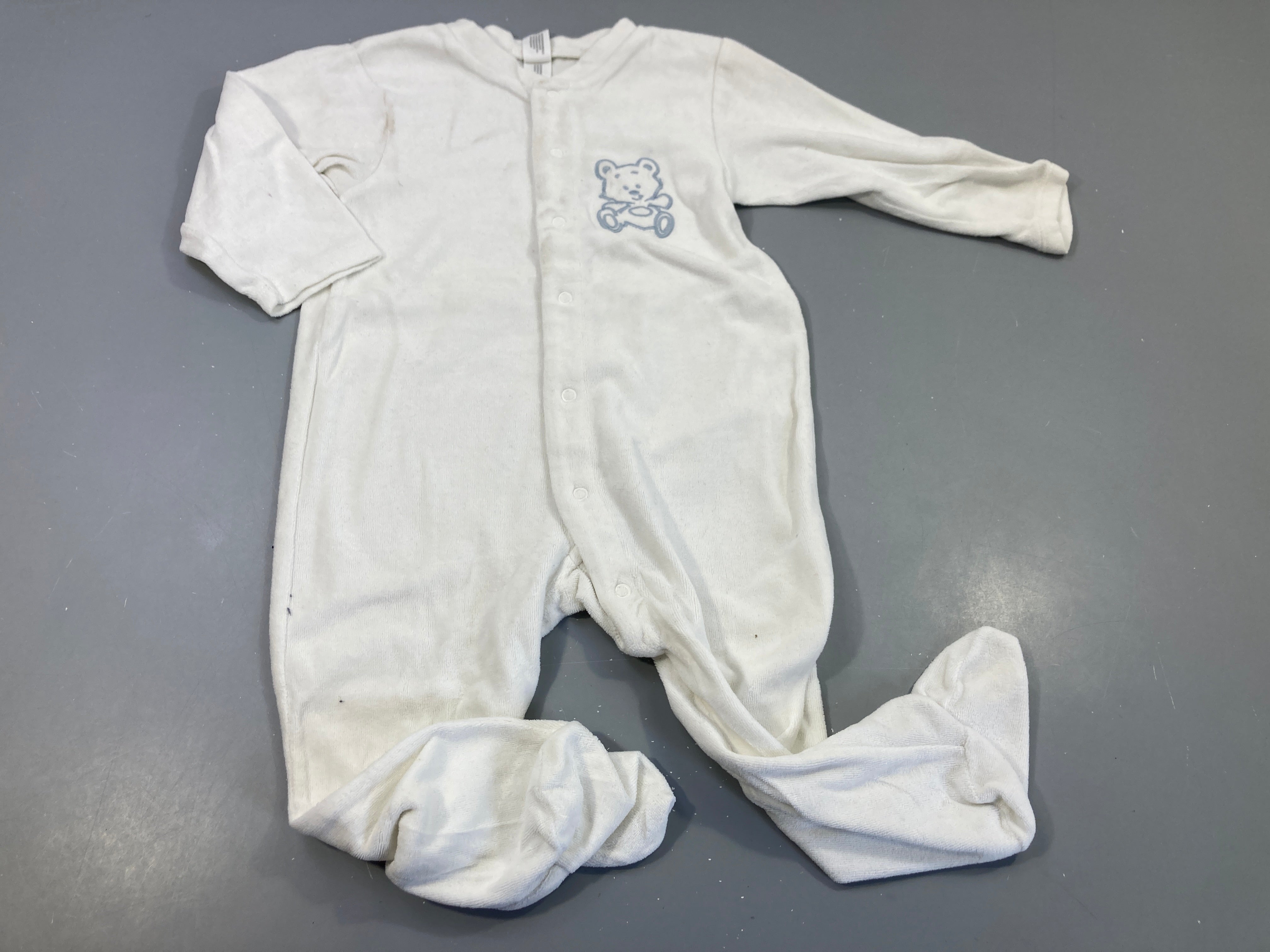 Pyjama velours blanc , ourson bleu, taché, à relaver