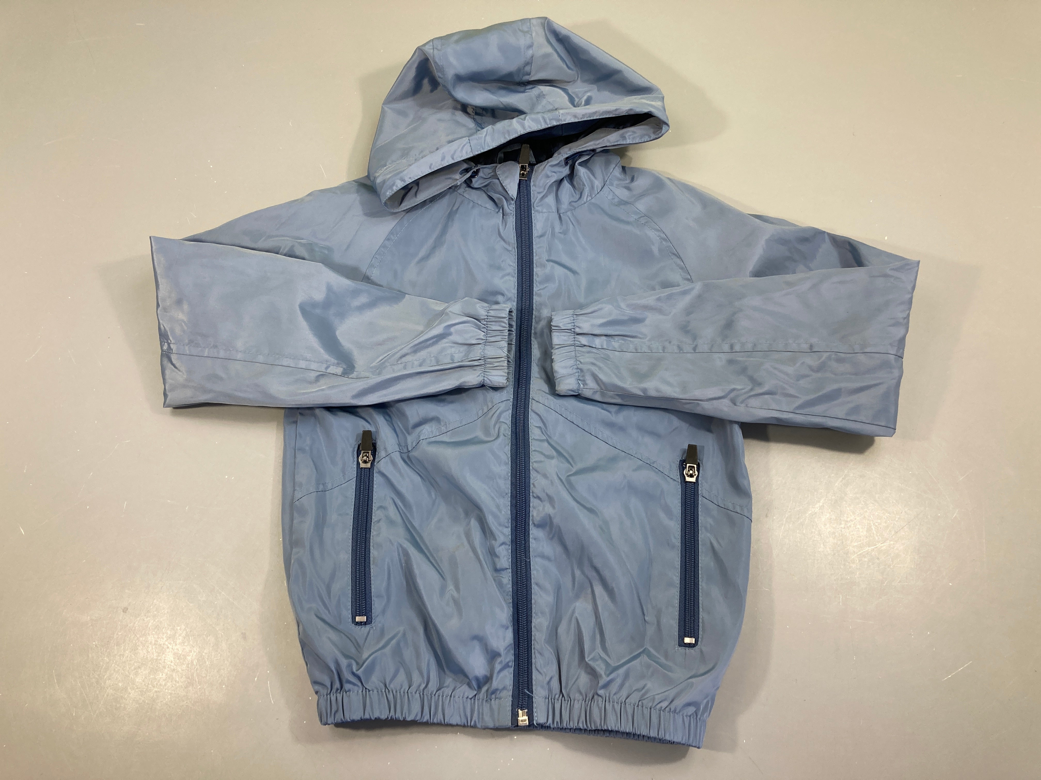 Veste coupe vent à capuche bleue