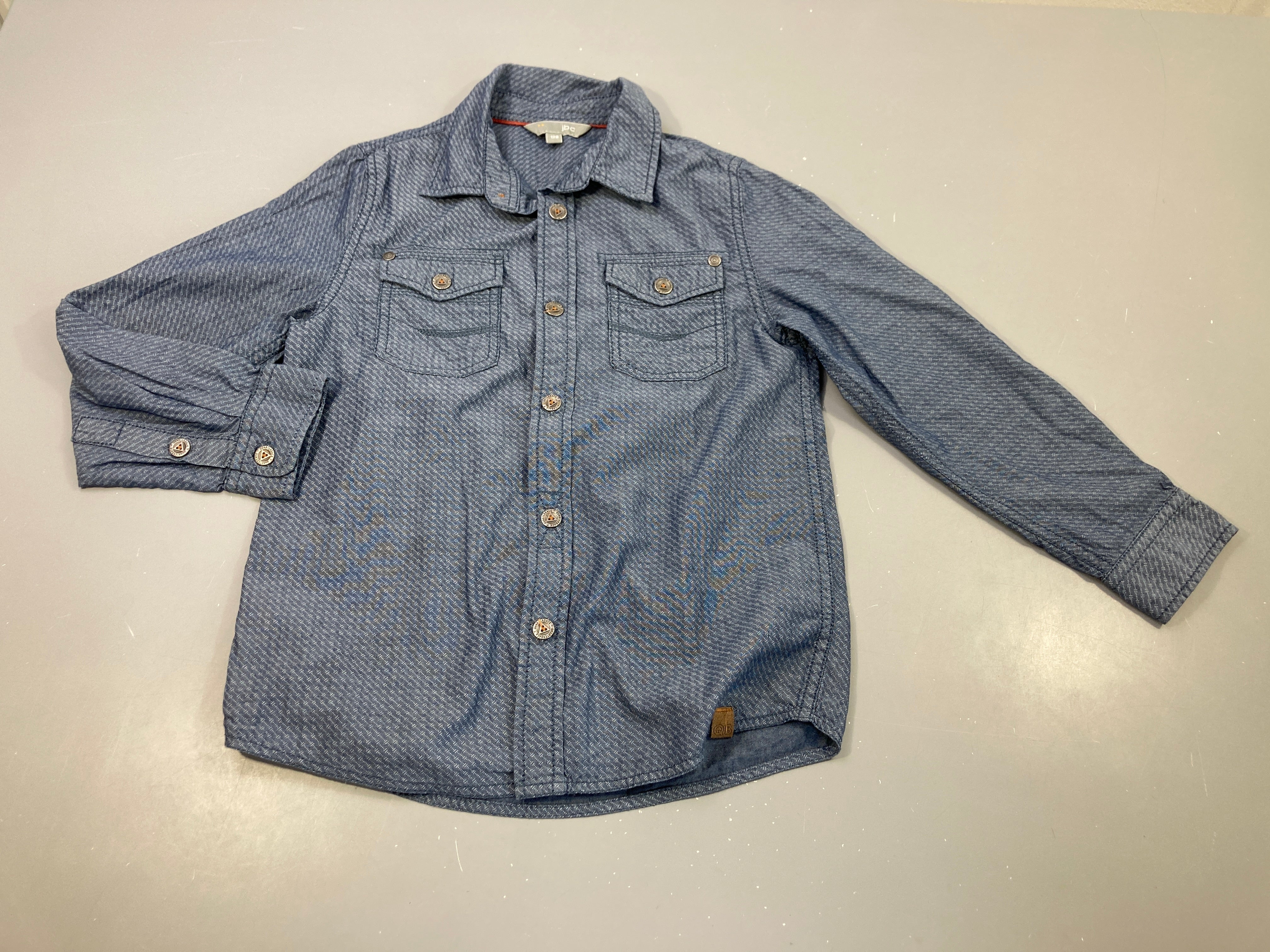 Chemise m.l  bleu  foncé, motifs  blancs