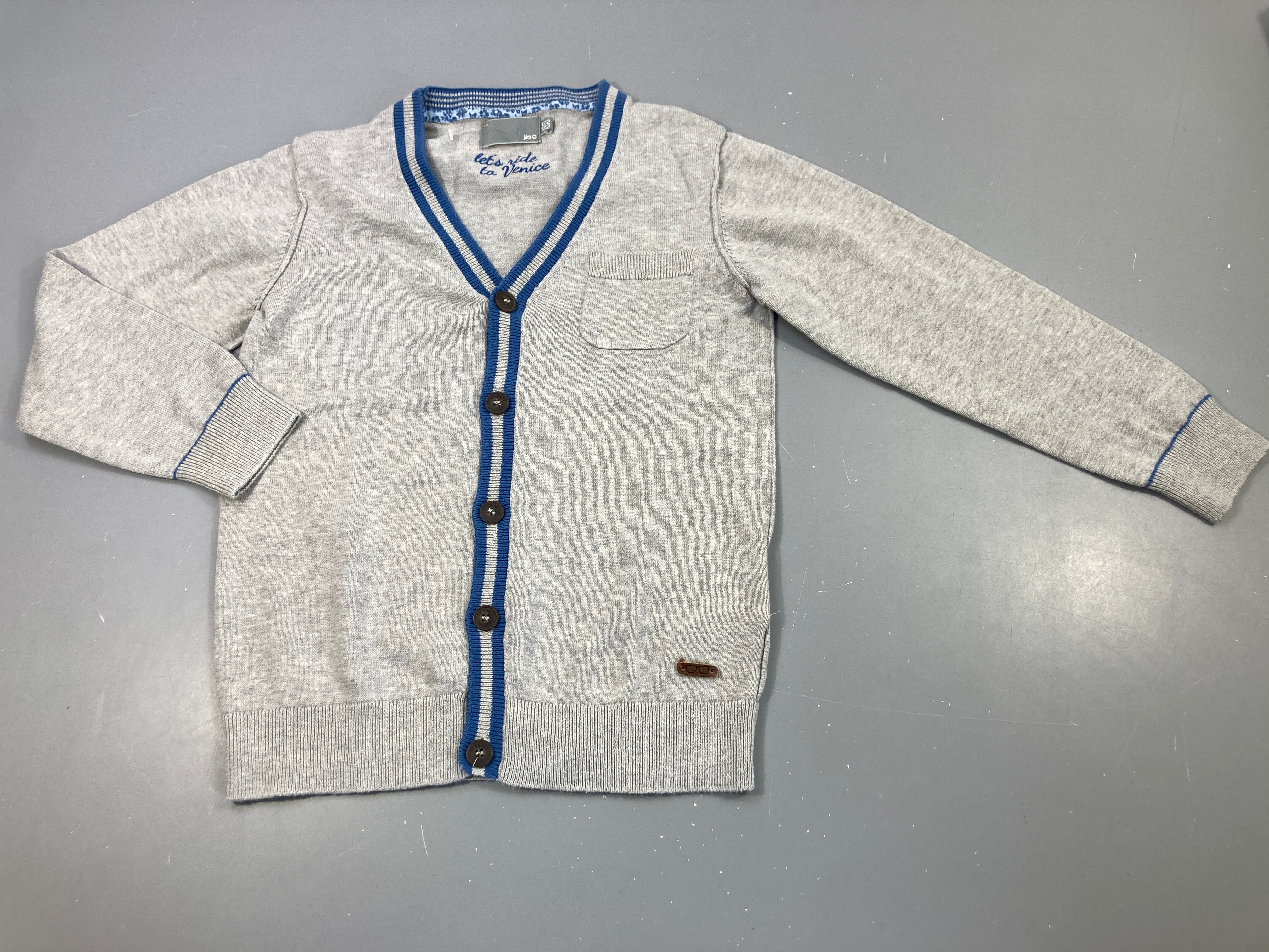 Gilet gris clair chiné, bords bleus, col v