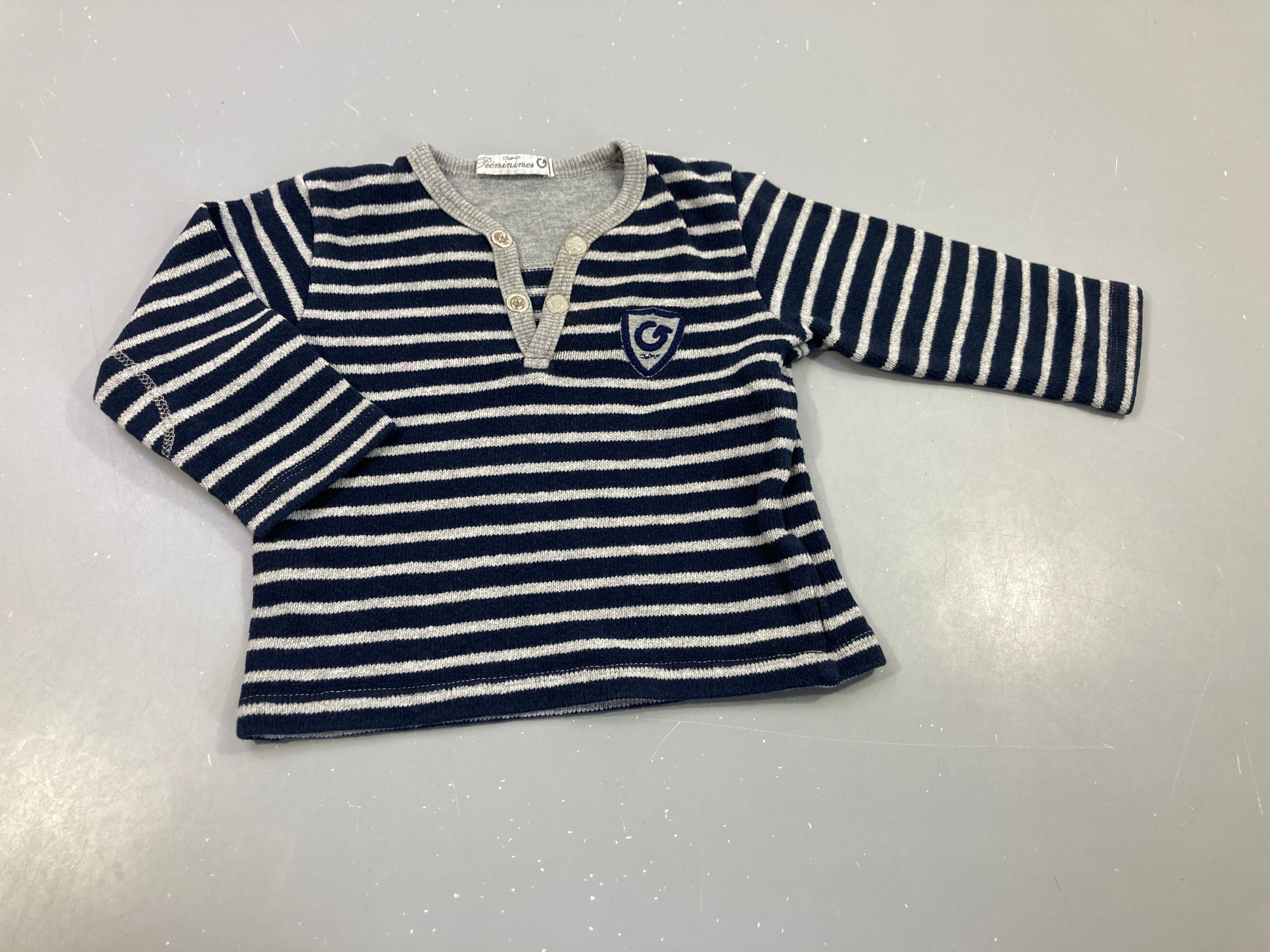 Pull rayé bleu marine, gris , col fermé par 2 pressions. A relaver car taché