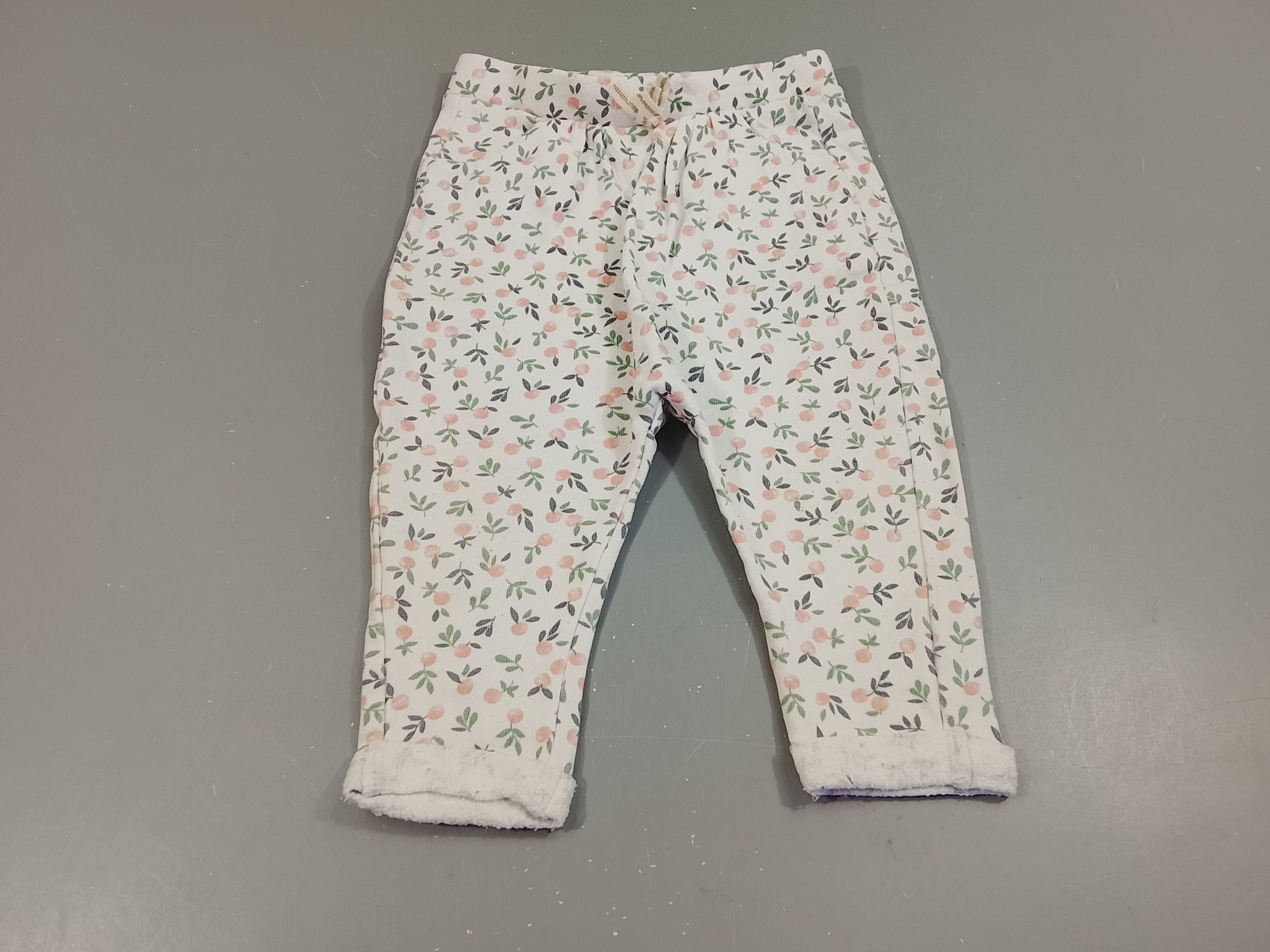 Pantalon molleton  à revers blanc motif floral, légèrement bouloché