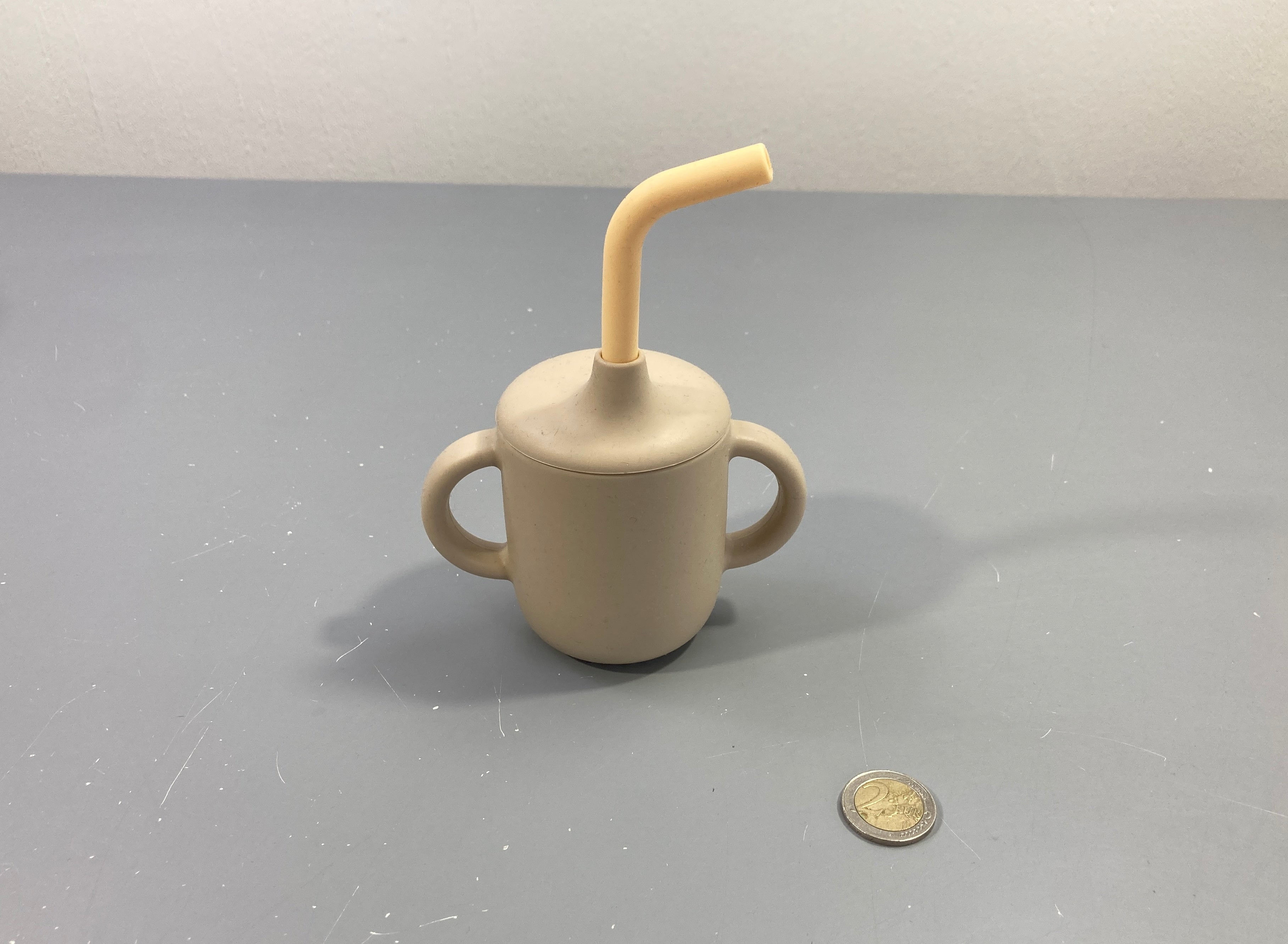 Gobelet en silicone avec paille