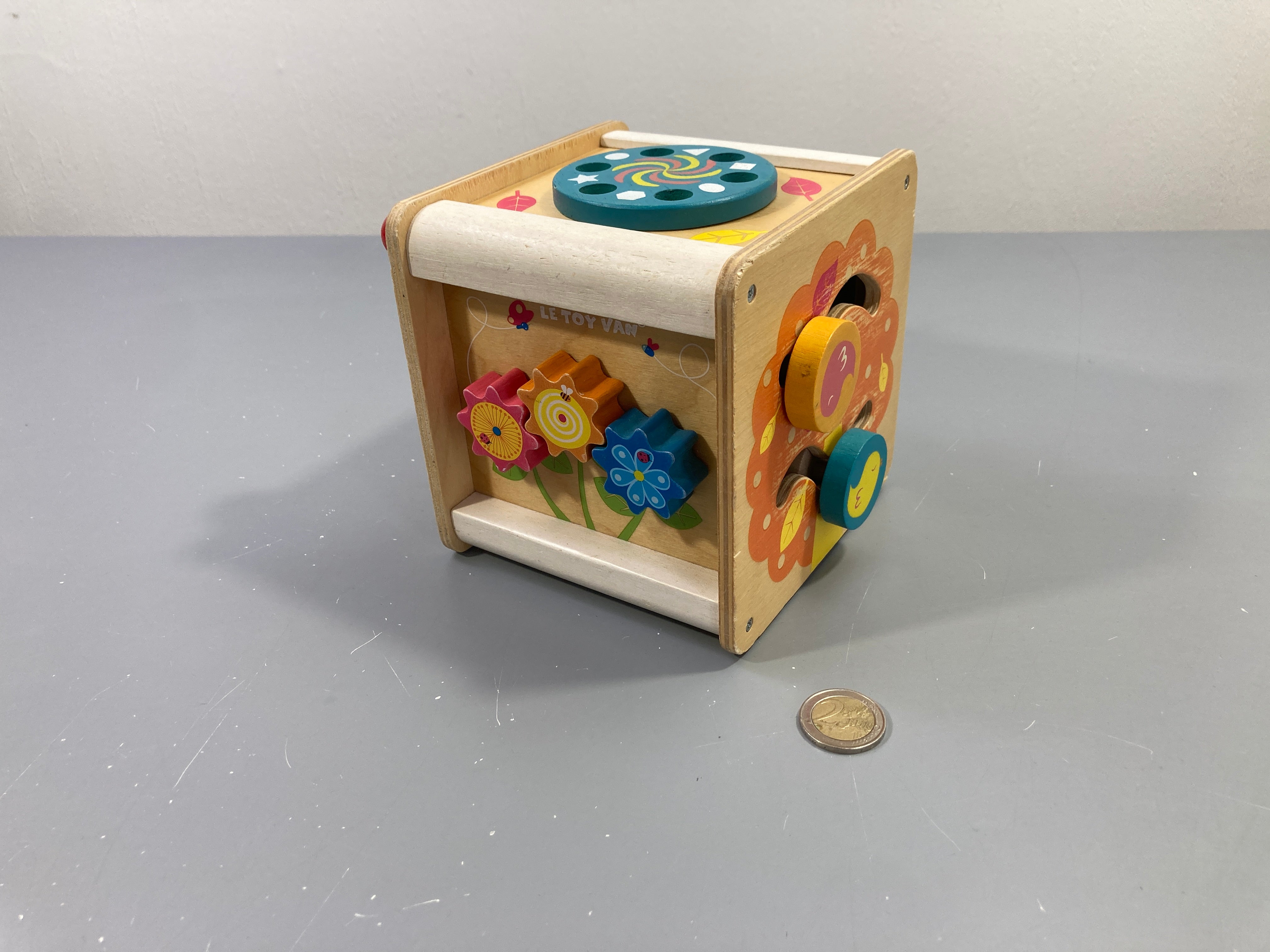 Le Toy Van Cube d'activités en bois, traces d'usure