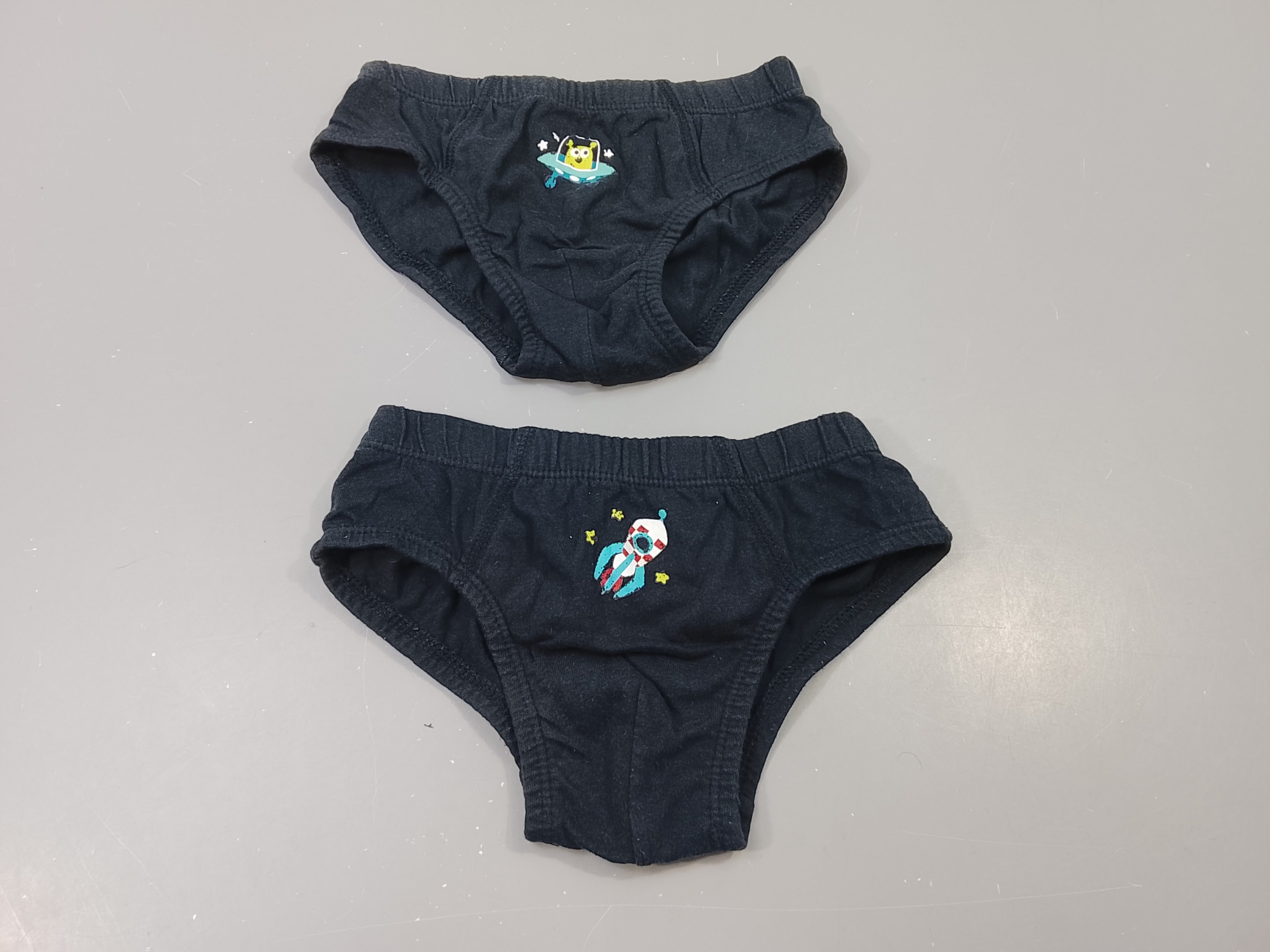 Lot de 2 slips noirs 1 avec motif fusée , 1 avec motif  soucoupe volante