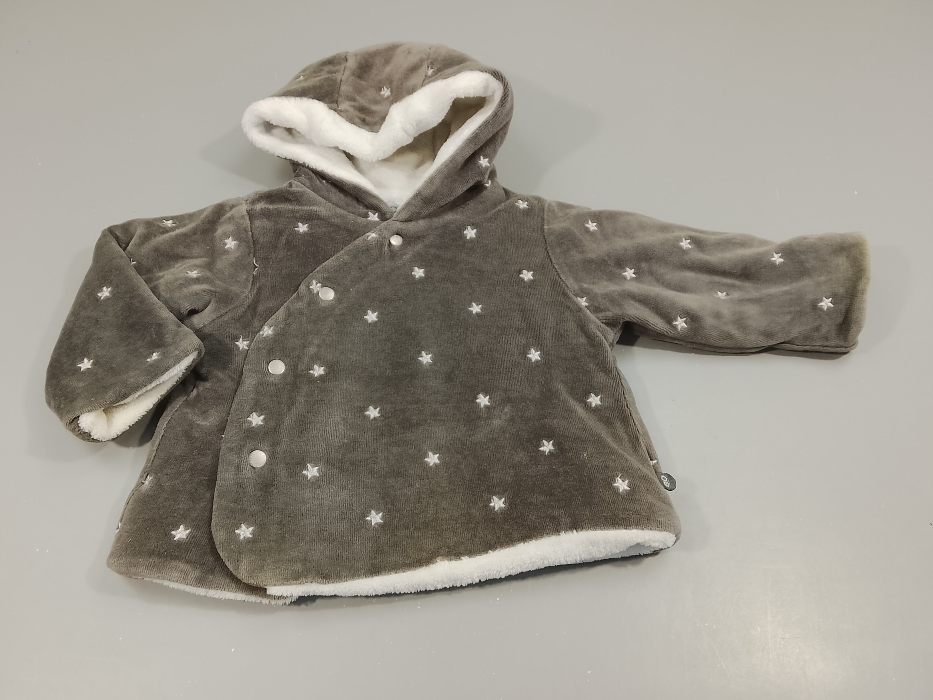 Gilet veste  en velours gris , étoiles argentées (bout des manches légèrement jauni)