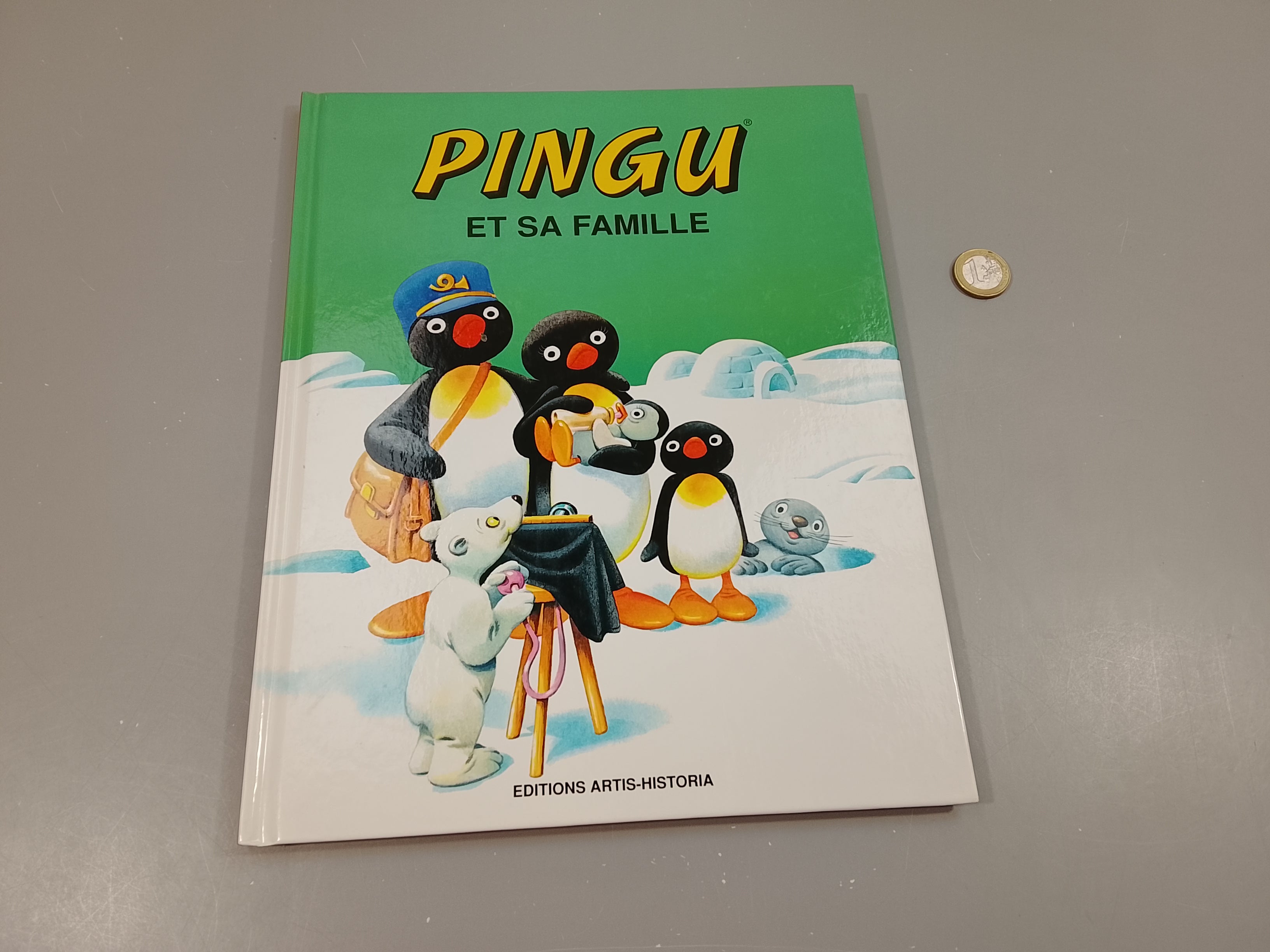 Pingu et sa famille (certaines pages collantes dû aux autocollants)