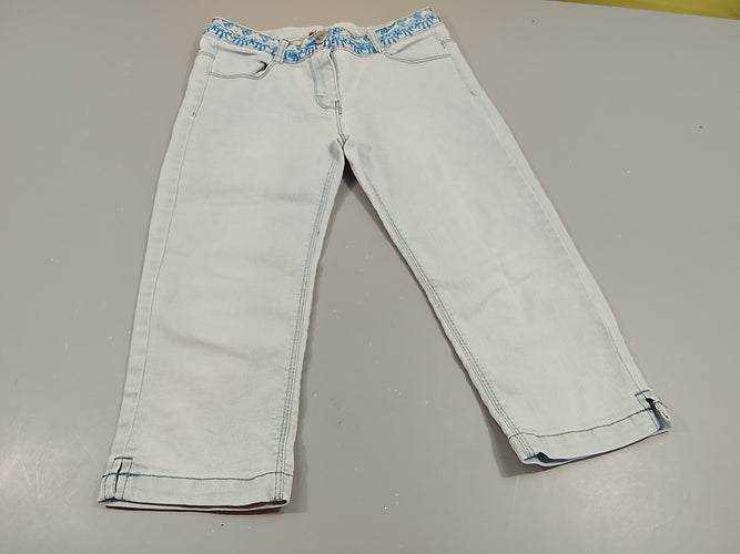 Pantacourt en denim clair, broderies à la taille. Très légère tache, moins cher chez Petit Kiwi