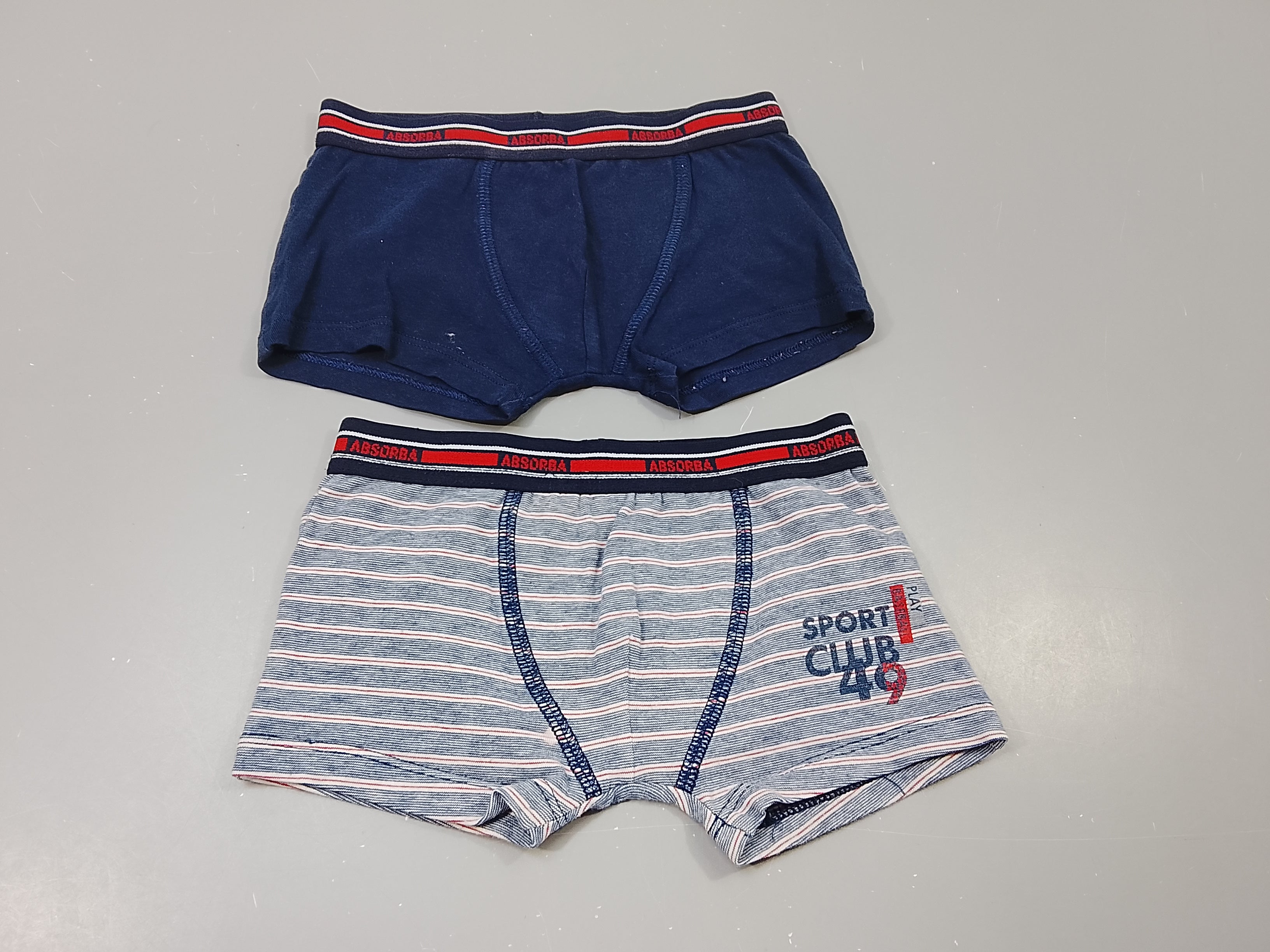 Lot de 2 boxers 1bleu marine et 1 rayé bleu marine, rouge ,blanc