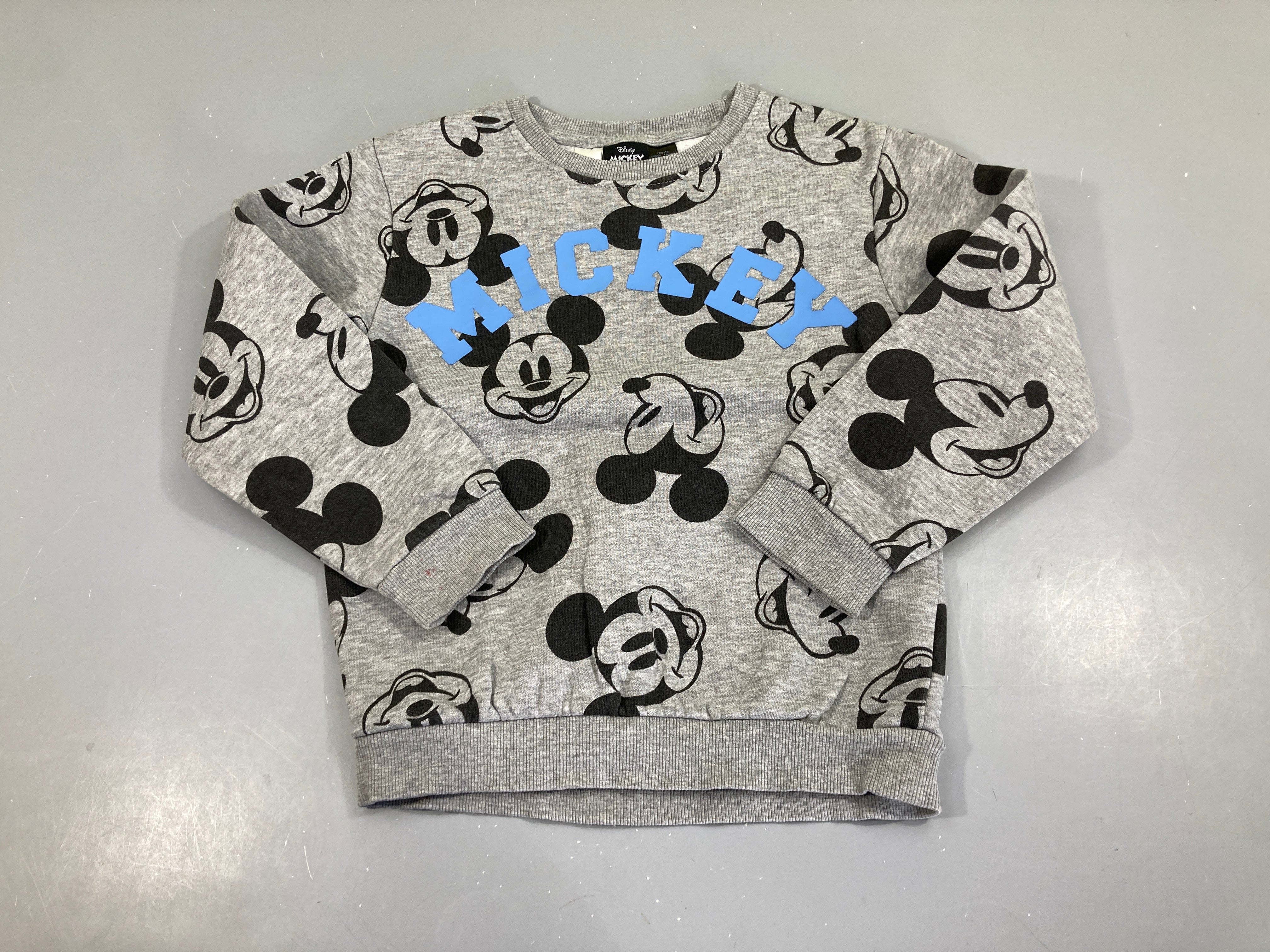Sweat gris chiné Mickey, petite tache sur la manche