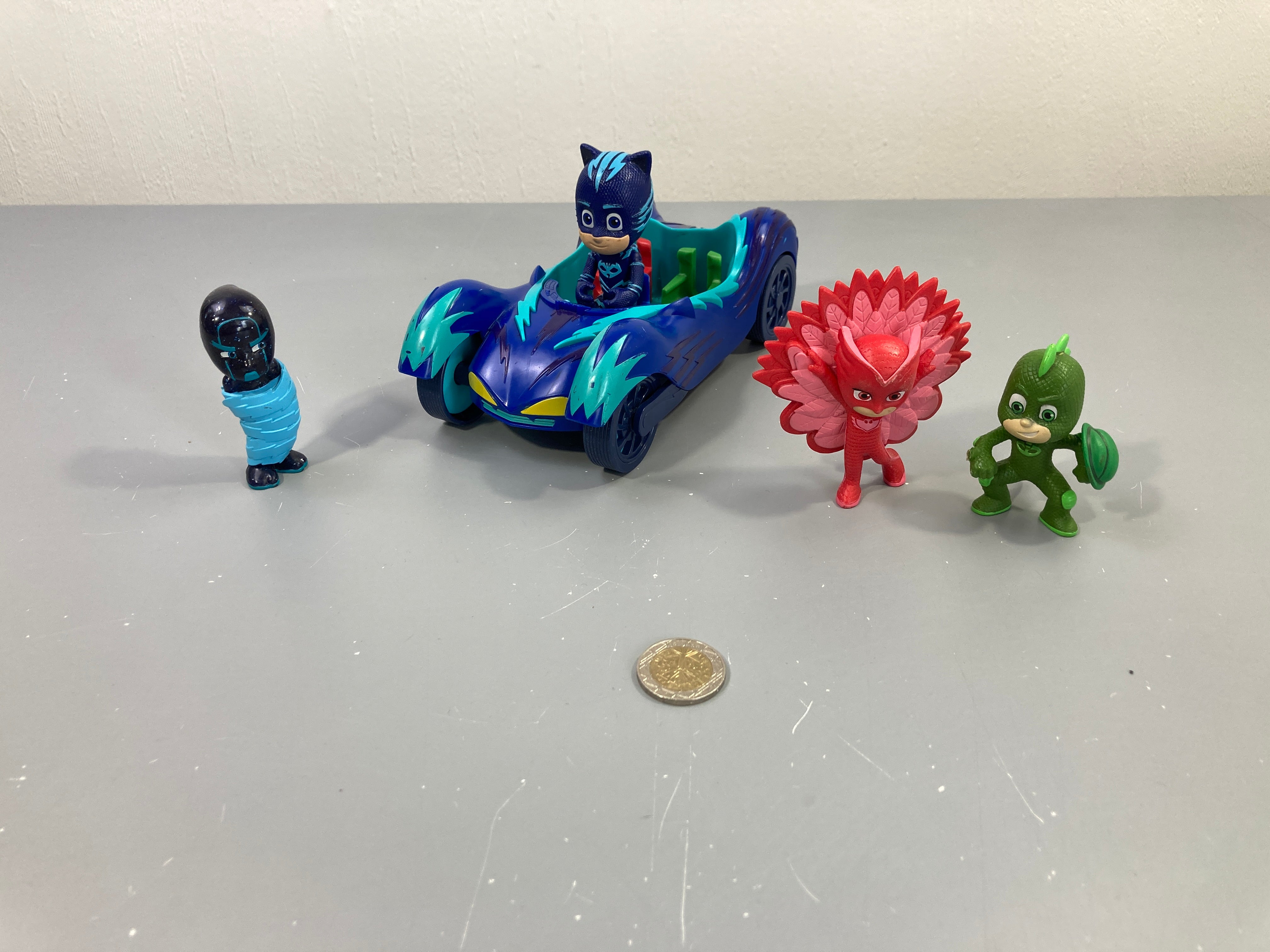 Lot de 4 figurines pyjamasques avec un voiture bleue