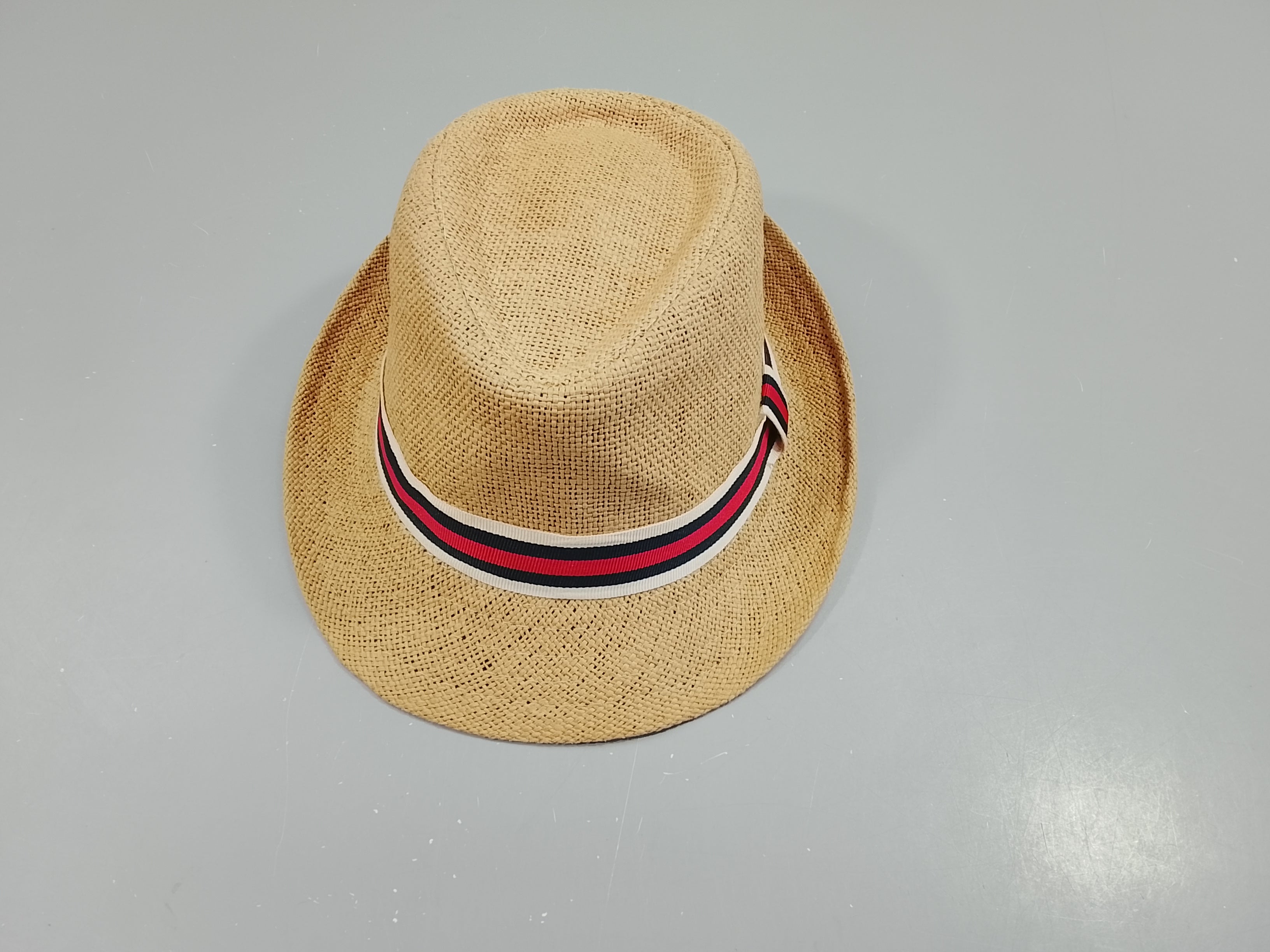 Chapeau beige, bande blanche, bleu marine, rouge