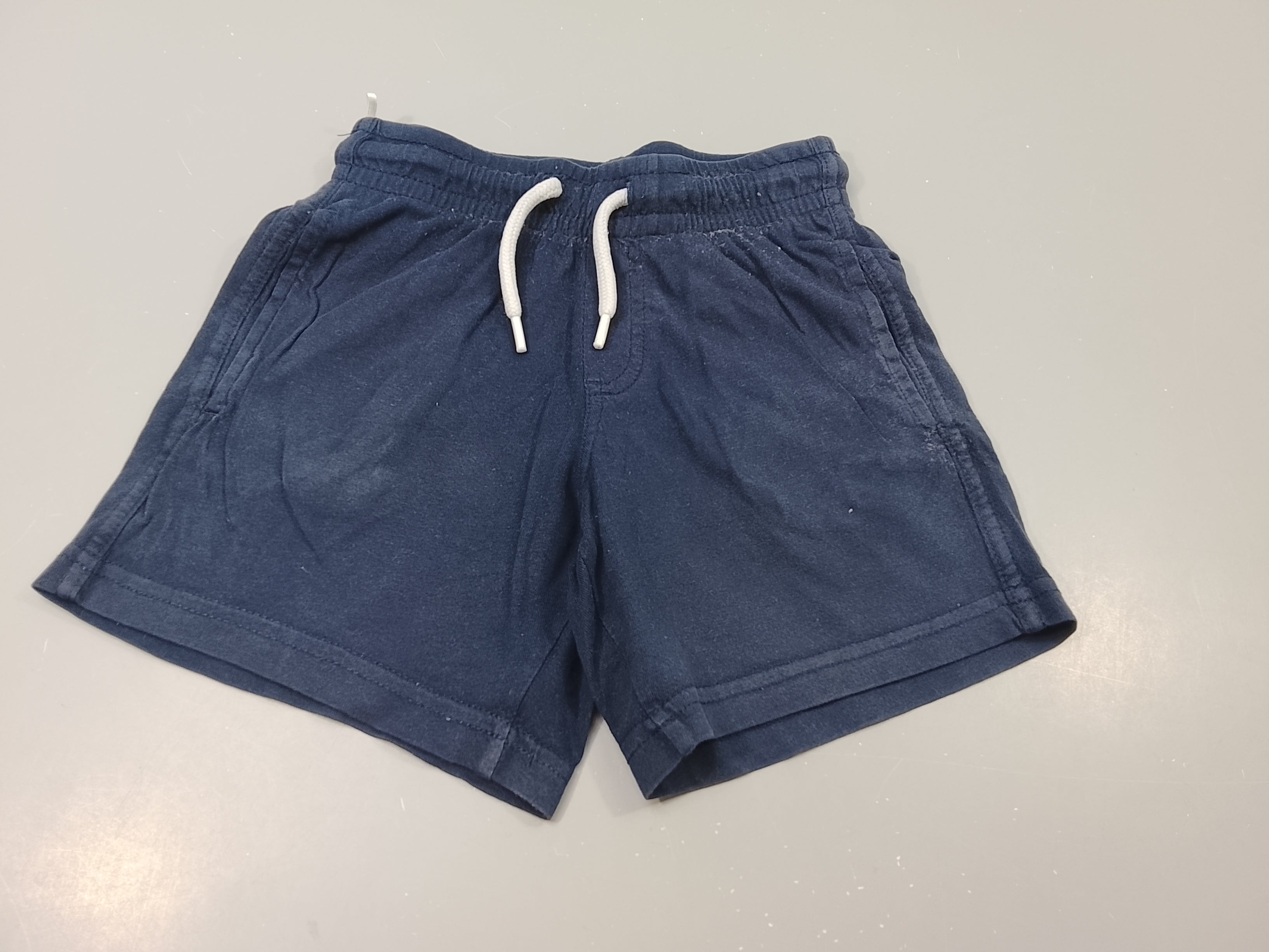 Short jersey bleu marine, un peu délavé