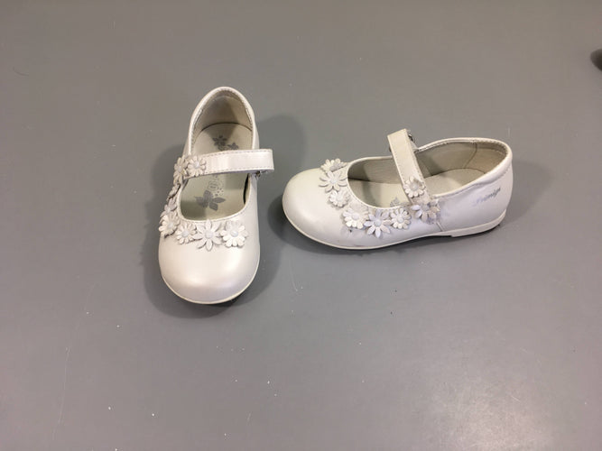 Chaussures ouvertes en cuir blanc fleurs, 24, moins cher chez Petit Kiwi