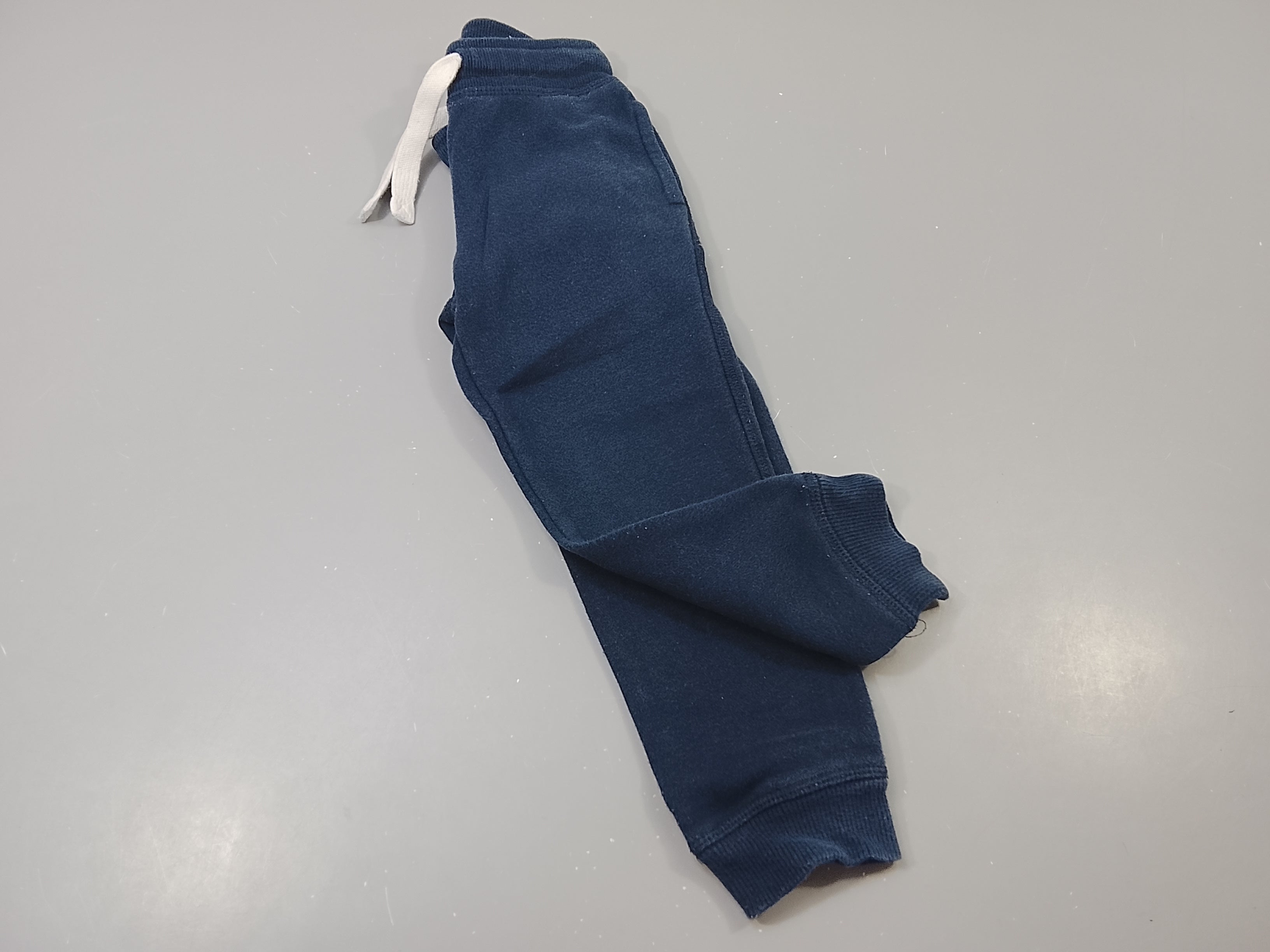 Pantalon jogging bleu marine taille et chevilles élastiques, un peu bouloché