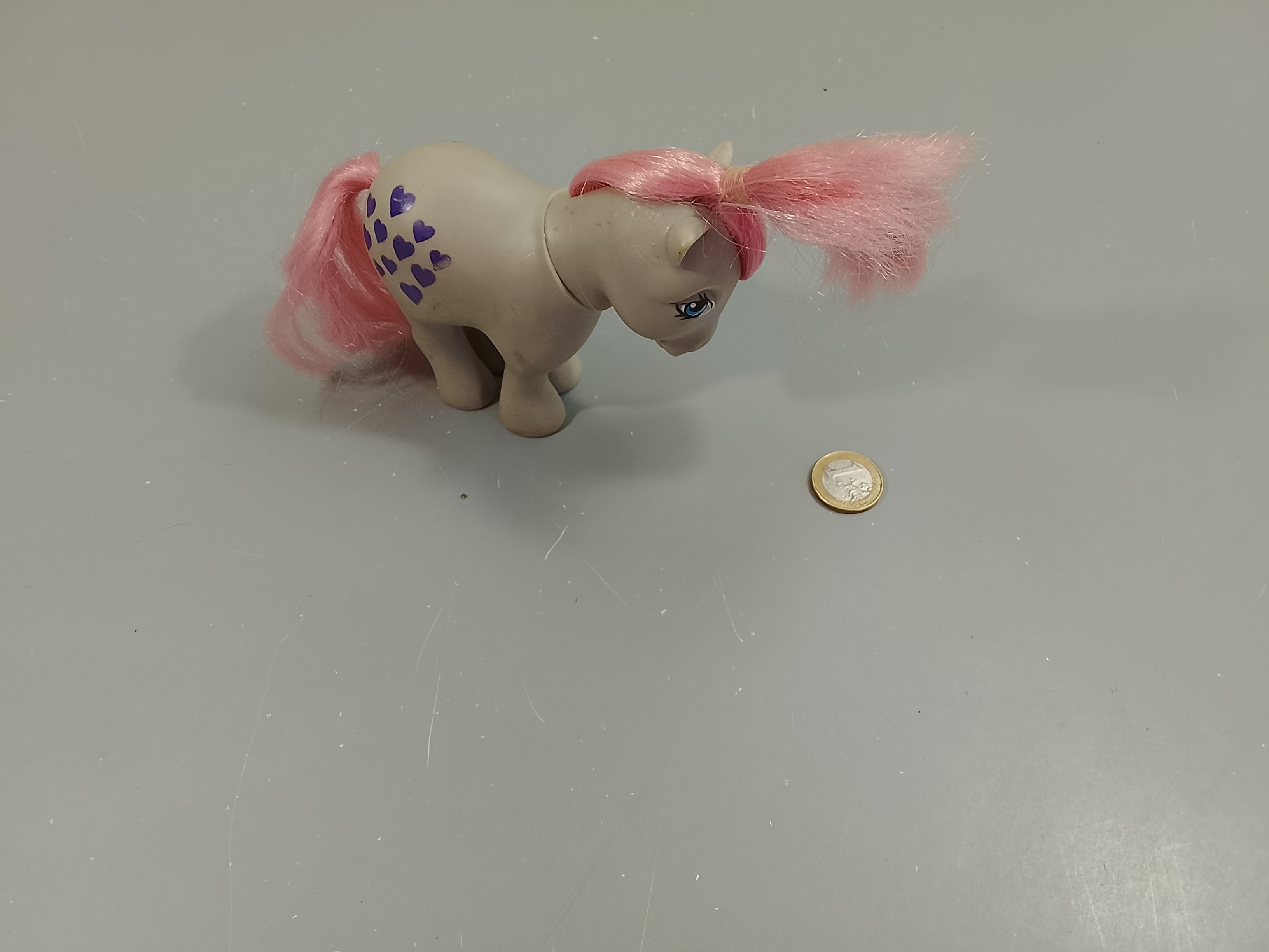 Poney gris bleuté, coeurs mauves