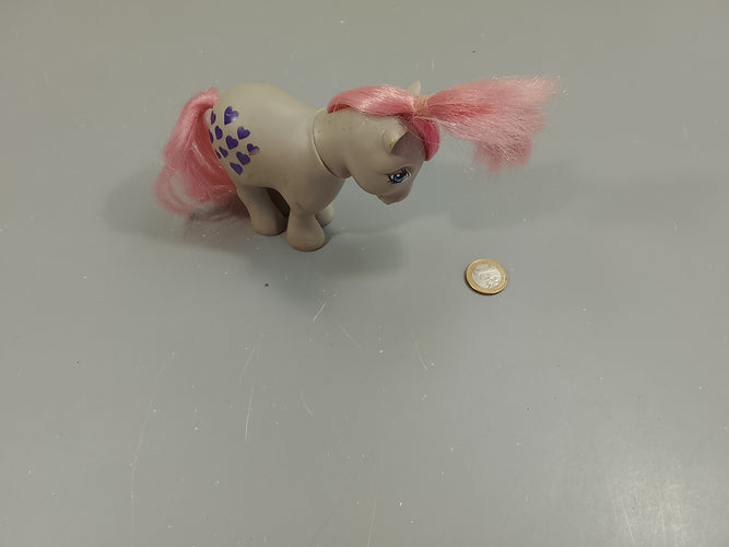 Poney gris bleuté, coeurs mauves, moins cher chez Petit Kiwi