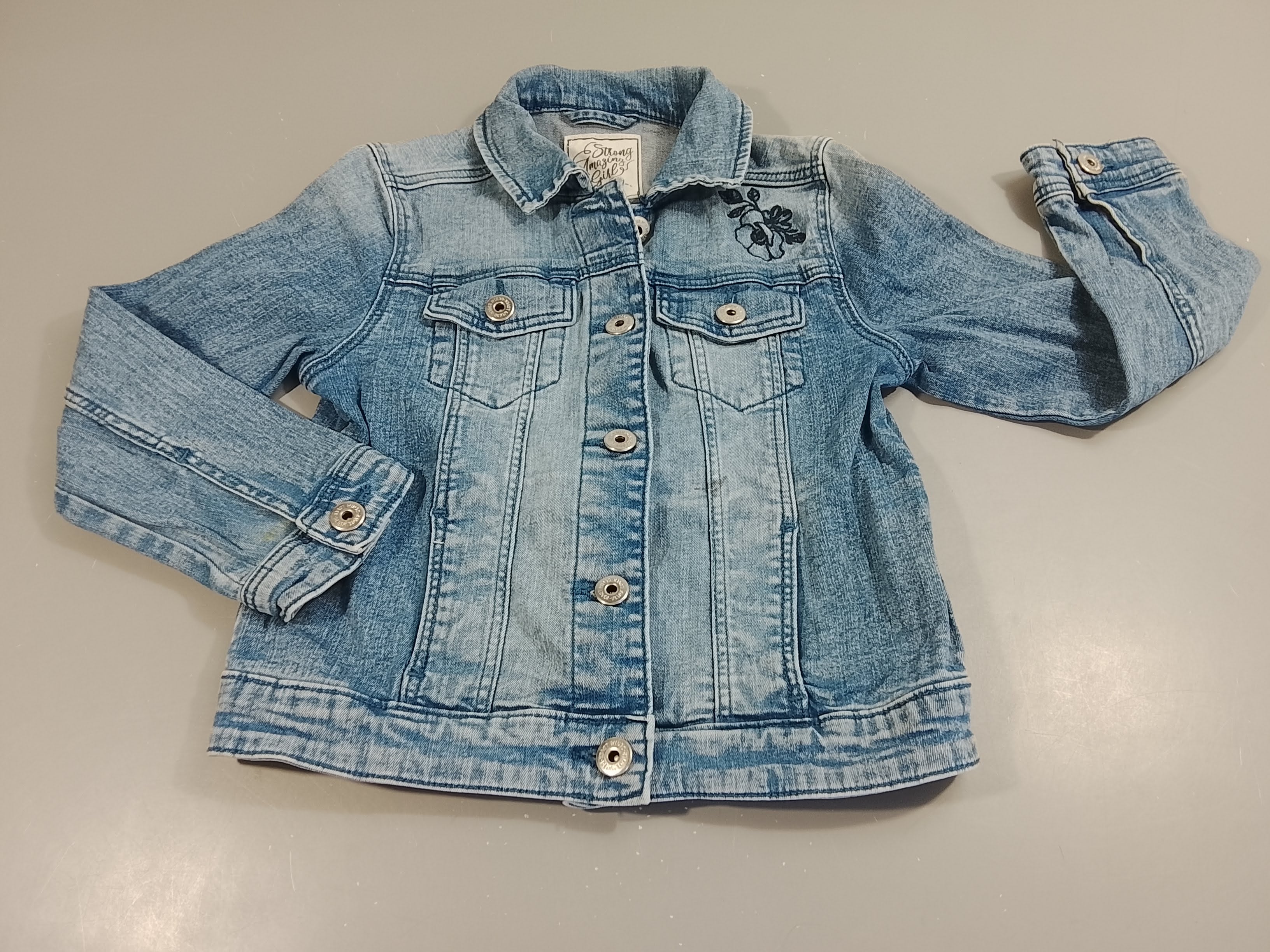 Veste en jean, fleurs brodées, petite tache noire à la manche