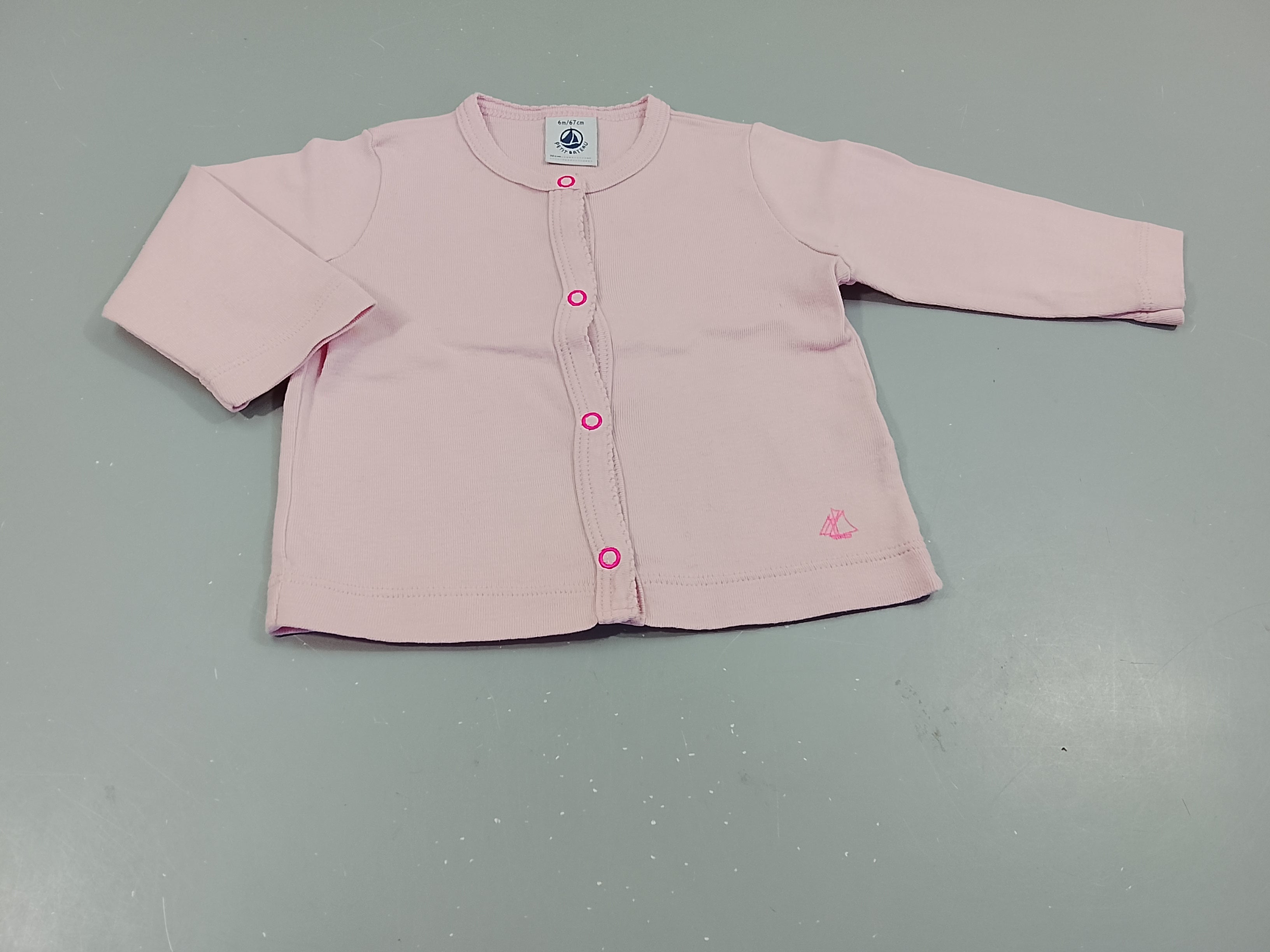 Gilet rose clair , pressions rose fluo