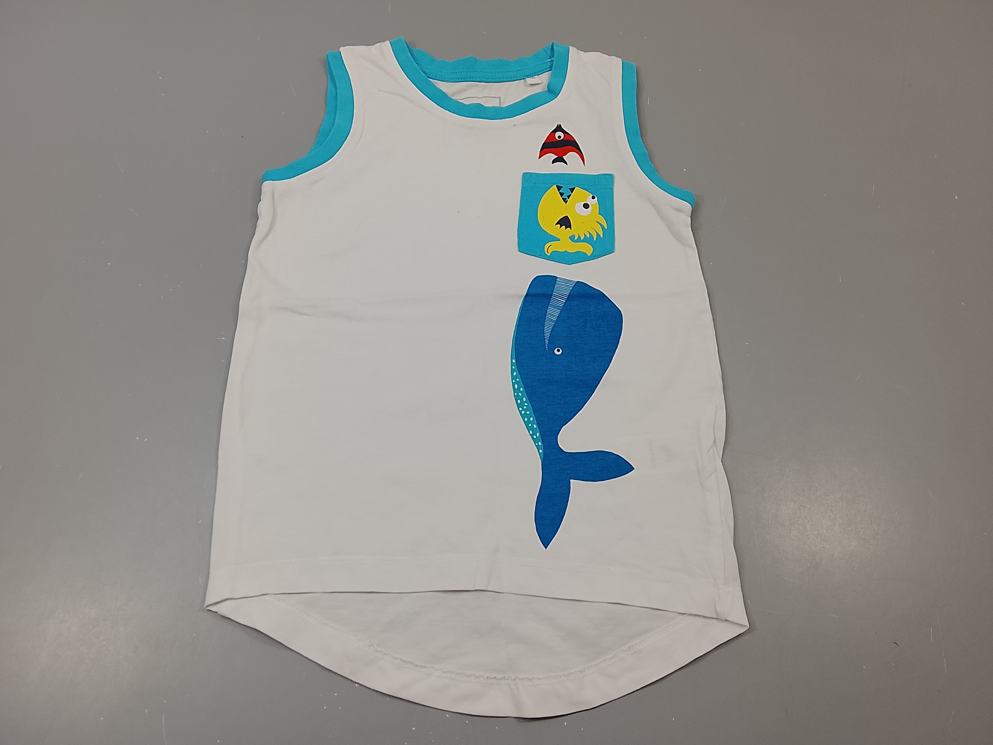 Débardeur blanc, bords bleus, baleine et poissons