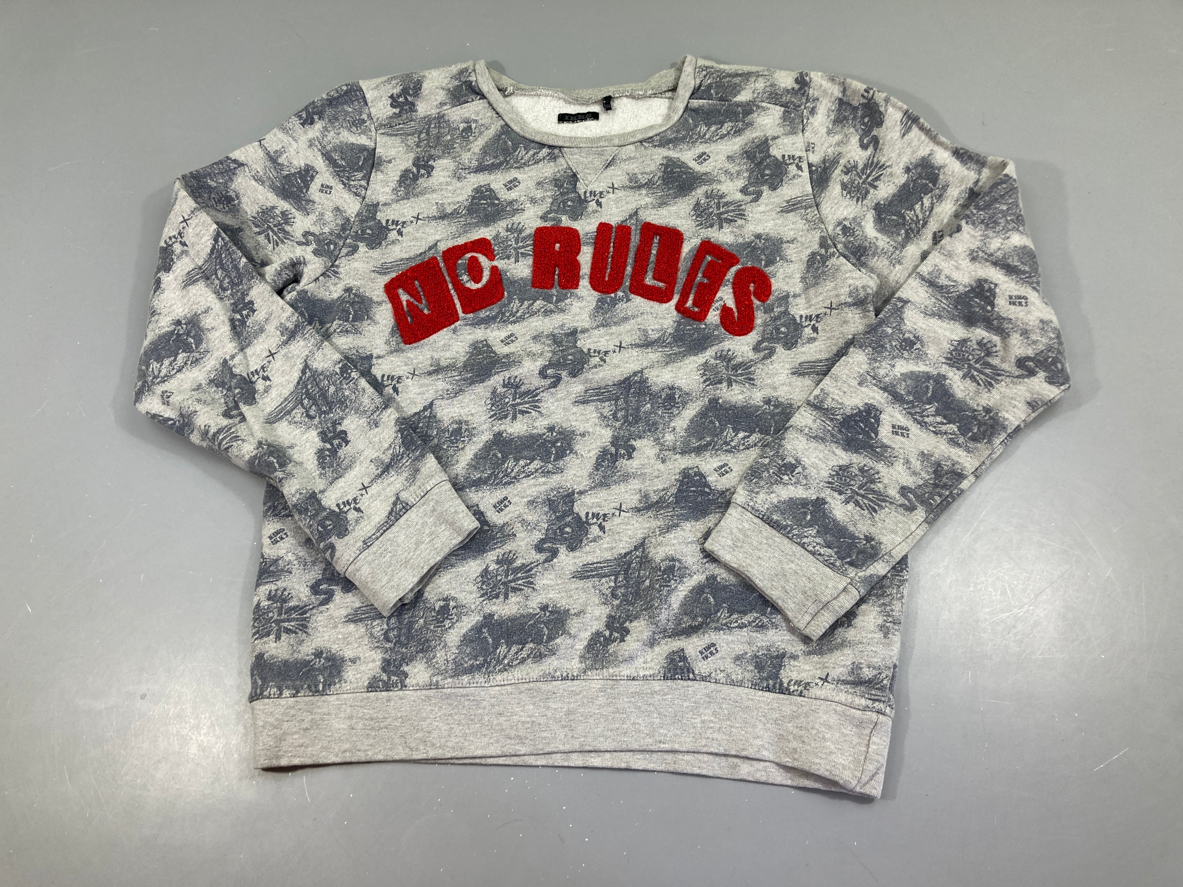 Sweat gris chiné /bleu motifs No Rules relief, bouloché