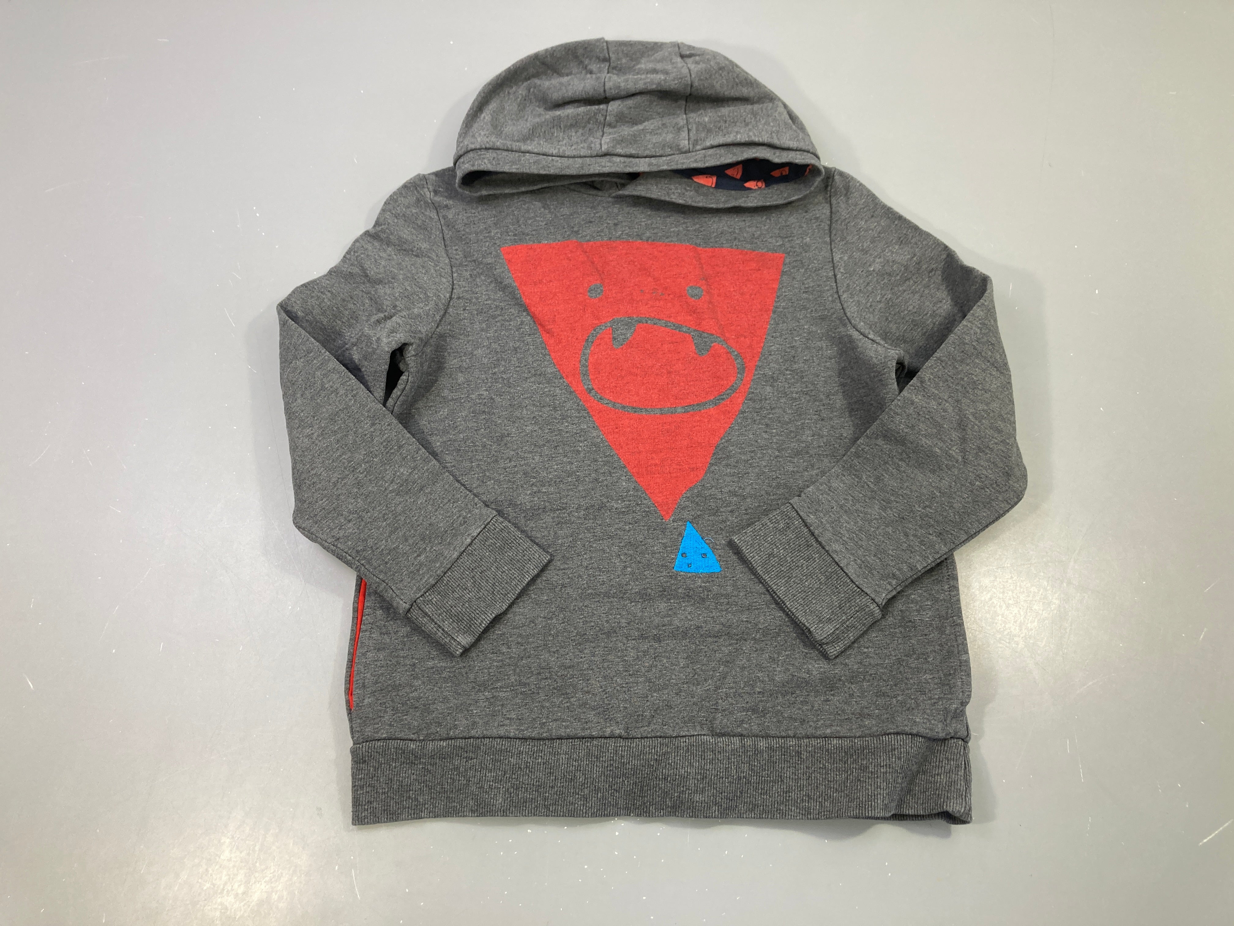 Sweat à capuche gris triangle rouge monstre