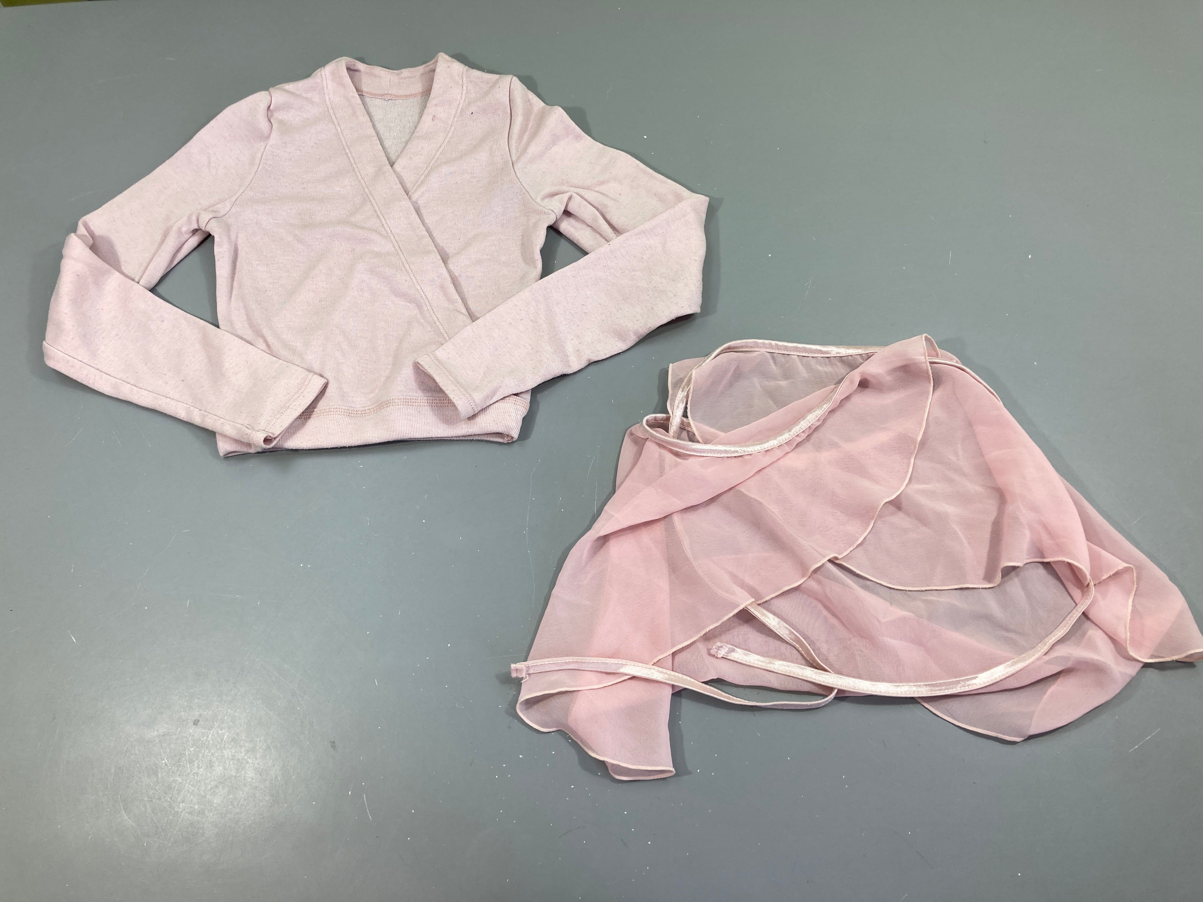 Gilet cache-coeur de danse rose bouloché + Jupe de danse en voile rose clair (taille estimée)