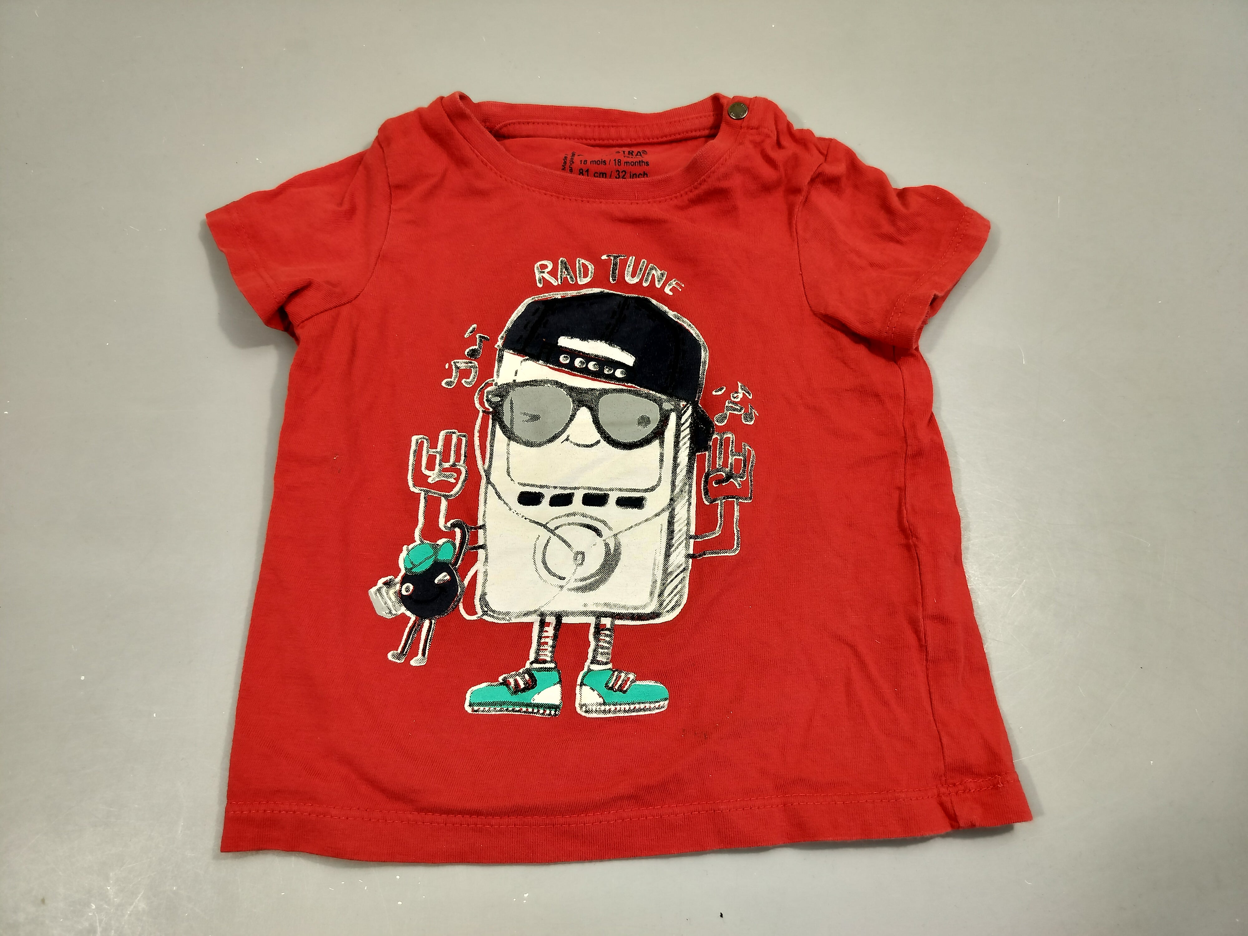 T-shirt m.c rouge radio avec casquette  et lunettes de soleil 