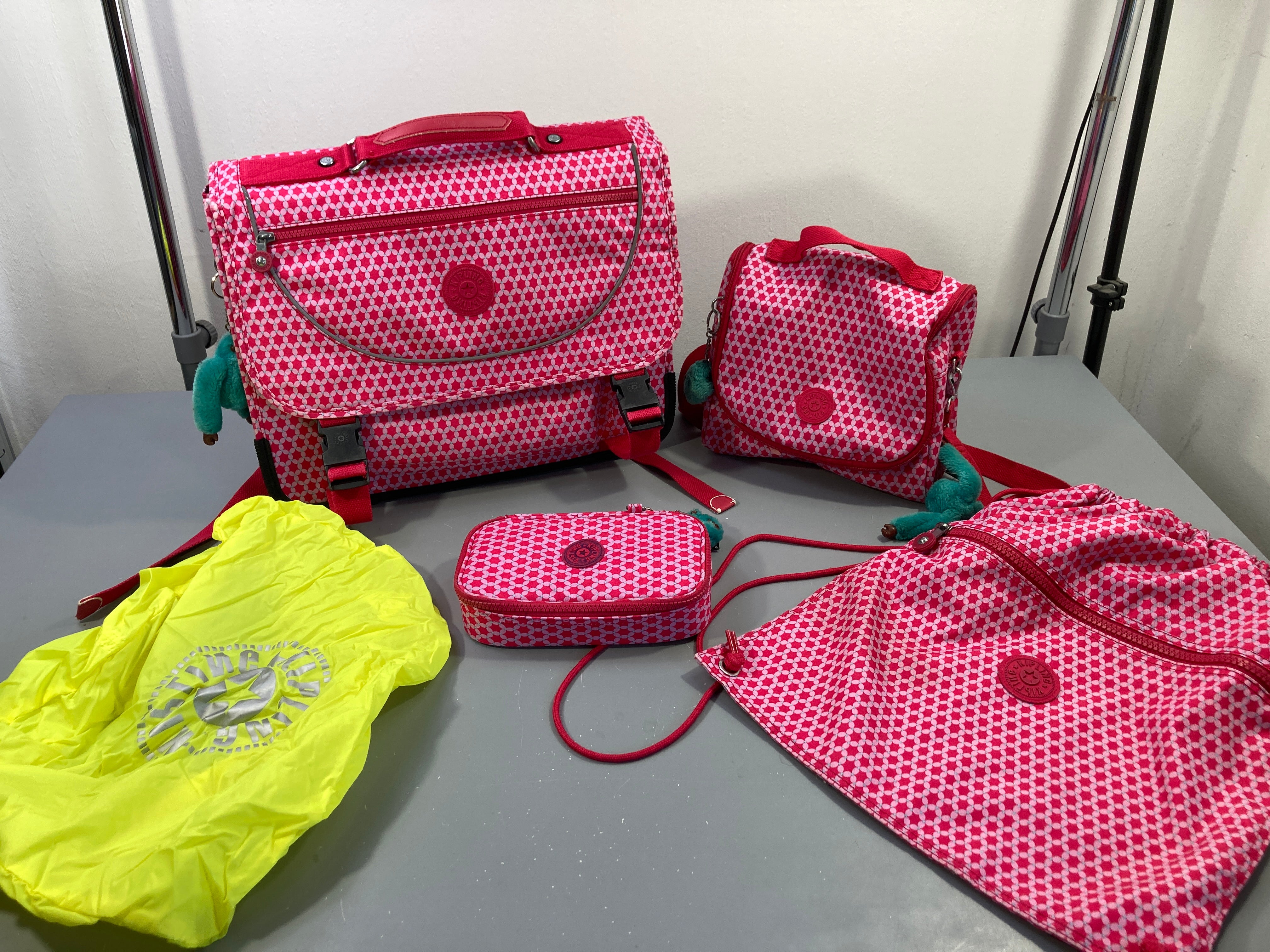 Ensemble Kipling-Cartable en parfait état + prote.ction pluie + Lunch Box (traces d'usure intérieur mais n'altère pas l'efficacité) mini réparation +  Sac de pisicine/gym + Plumier
