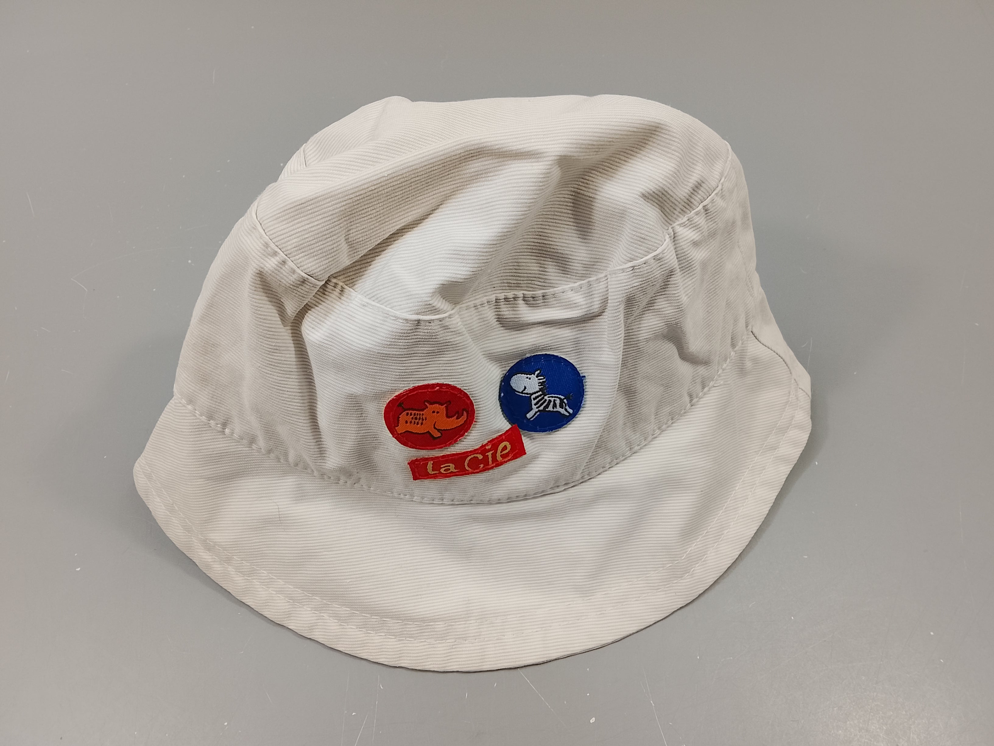 Chapeau été blanc, rayé gris clair rhinocéros, zèbre  