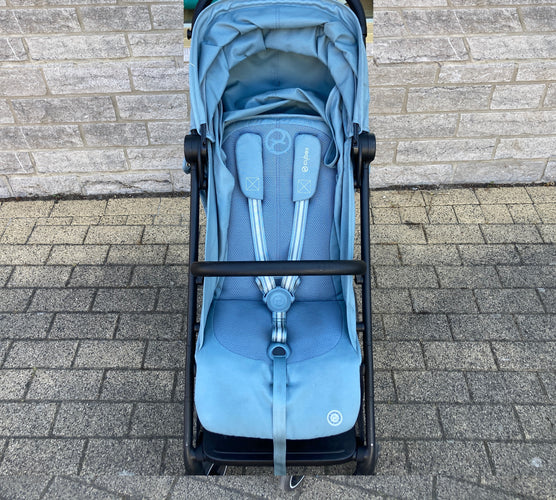 Cybex-Poussette Beezy 3 Stormy Blue-Jusqu'à 4a/22 kg max-Petit défaut dans le simili du guidon mais pas d'impact sur solidité! Petite tache bas sangle voir photo, moins cher chez Petit Kiwi