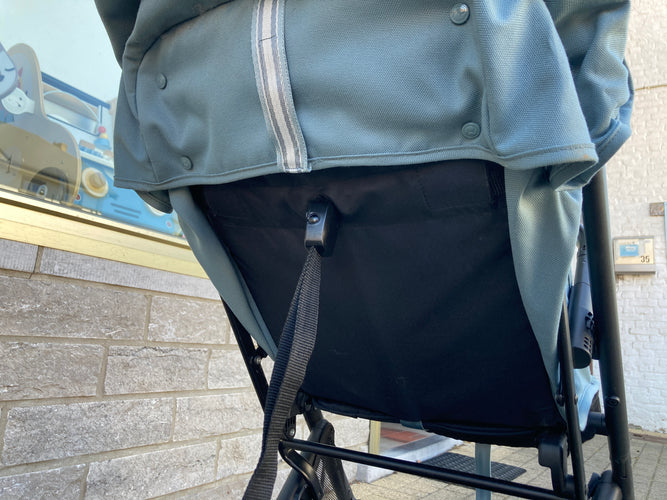 Cybex-Poussette Beezy 3 Stormy Blue-Jusqu'à 4a/22 kg max-Petit défaut dans le simili du guidon mais pas d'impact sur solidité! Petite tache bas sangle voir photo, moins cher chez Petit Kiwi