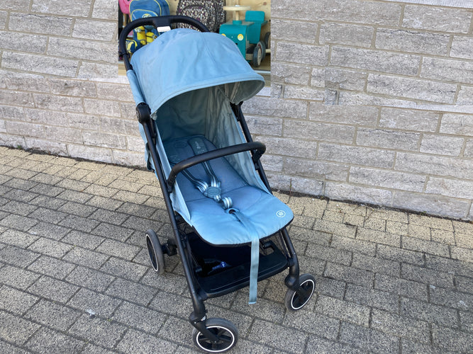 Cybex-Poussette Beezy 3 Stormy Blue-Jusqu'à 4a/22 kg max-Petit défaut dans le simili du guidon mais pas d'impact sur solidité! Petite tache bas sangle voir photo, moins cher chez Petit Kiwi