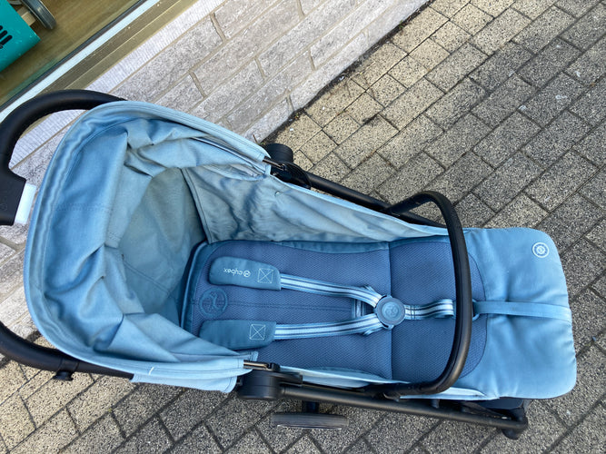 Cybex-Poussette Beezy 3 Stormy Blue-Jusqu'à 4a/22 kg max-Petit défaut dans le simili du guidon mais pas d'impact sur solidité! Petite tache bas sangle voir photo, moins cher chez Petit Kiwi